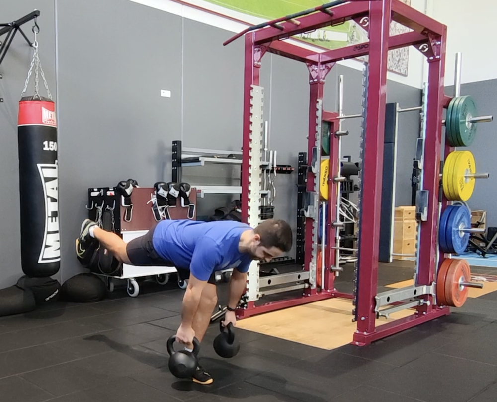 Exercice de réathlétisation à la kettlebell, charnière de hanche unipodale