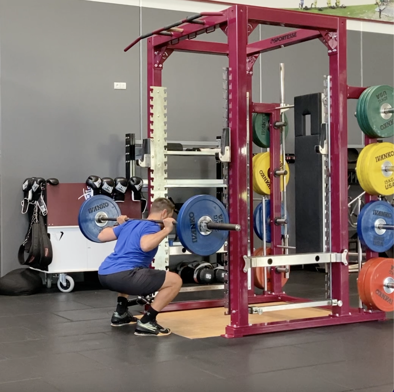 Séance de squat en salle de musculation pour un particulier