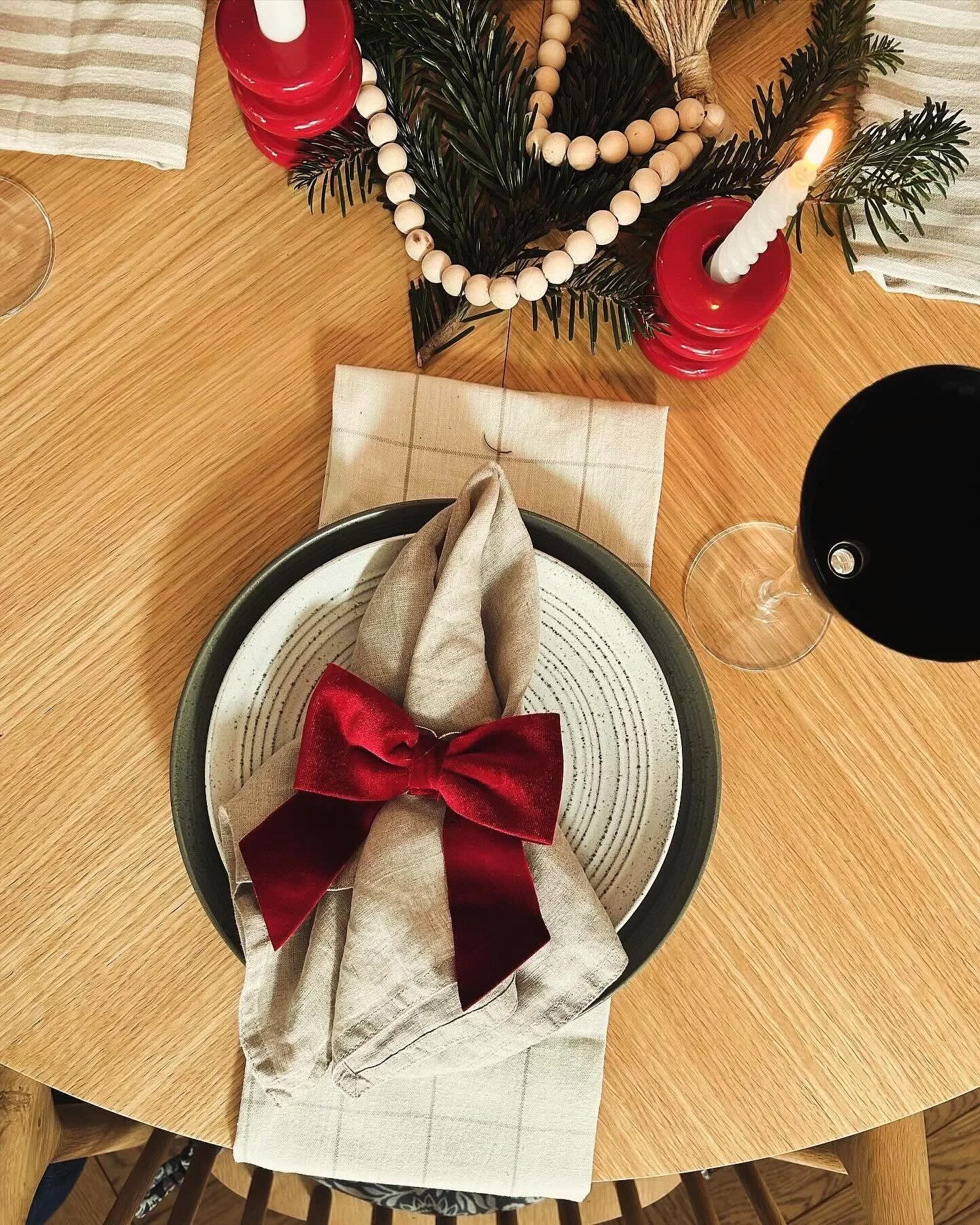 Keeping Christmas simple this year&hellip; starting with the table. ✨
You don&rsquo;t need a themed tablescape or 27 matching napkin rings &mdash; just a few intentional layers that make the meal feel special without the stress.

This week on Design 