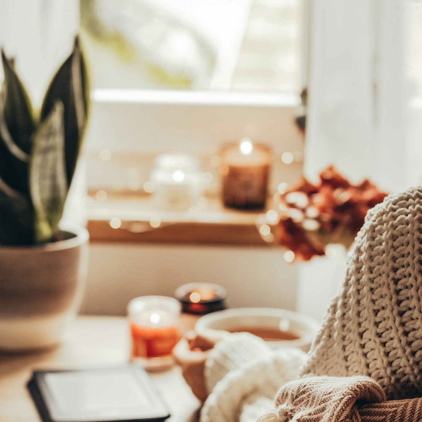 You don&rsquo;t have to go full Christmas yet!
This week I am sharing a few simple ways to gently ease into the season &mdash; slow layers, warm lighting, soft textures, and tiny golden details that make evenings feel softer without transforming the 