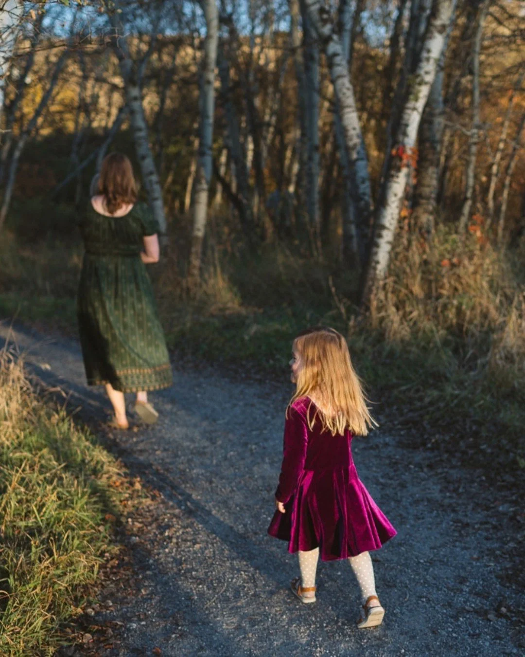 Looking at the perfect autumn light in these photos would you believe it's going to snow on Saturday? And Sunday. And Monday. 

I've been spending these last few warm nights soaking up the glow of autumn sunlight with families like the Rickert's. Mos