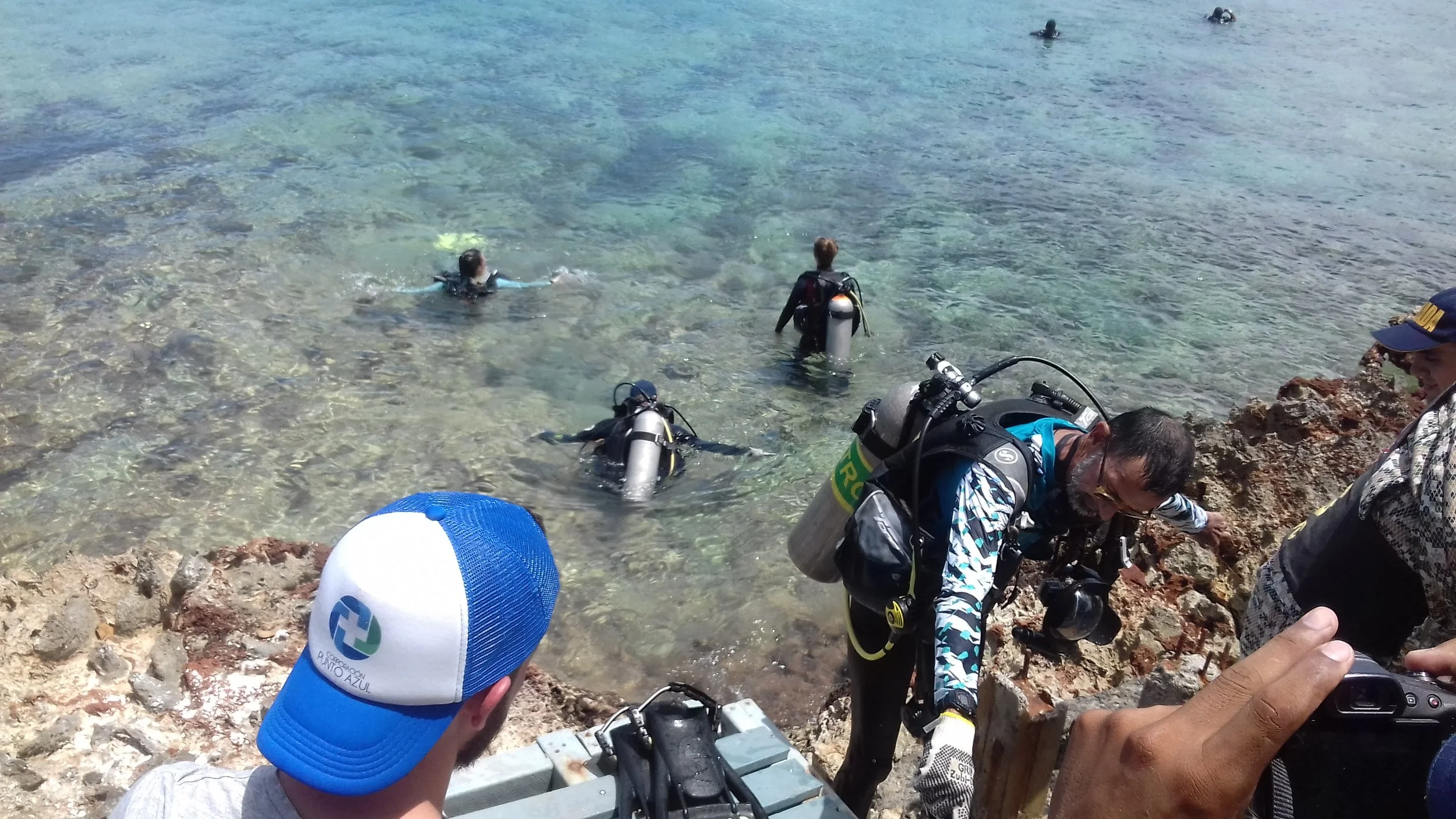  Imagen panorámica de la playa con olas que rompen contra las rocas. 