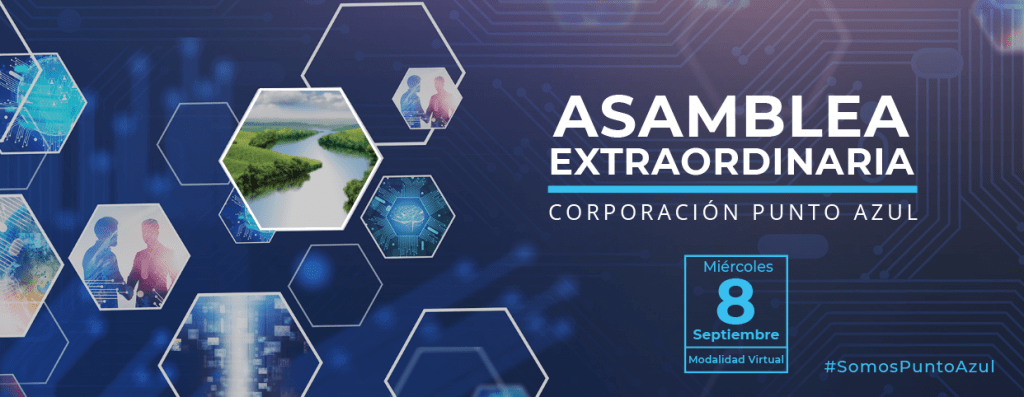  Mujer feliz y sonriente con cabello rizado recostada en un sofá. 