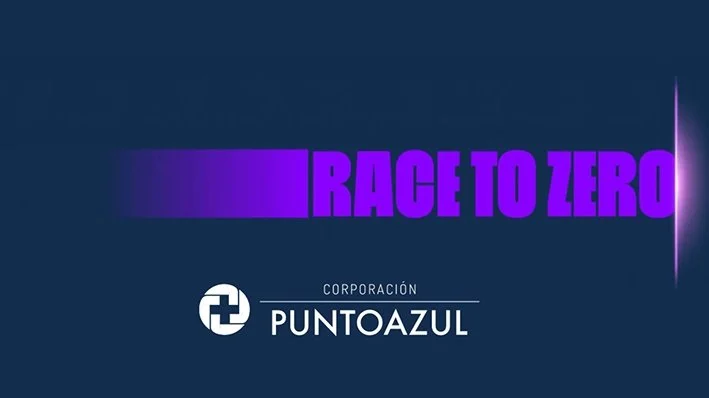  Rincón con iluminación natural en un comedor con jarrones, platos y frutas sobre la mesa. 