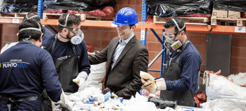  Mujer feliz y sonriente con cabello rizado recostada en un sofá. 