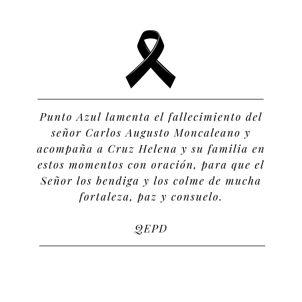  Atractiva mujer caucásica que está en la playa y sonríe a la cámara. 