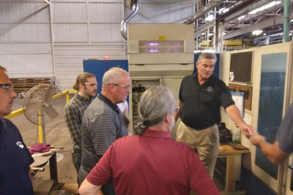  El presidente de Beaver Steel, Tony Treser, dirigió nuestra visita discutiendo futuros productos para ayudar a crecer ambos nuestros negocios. 