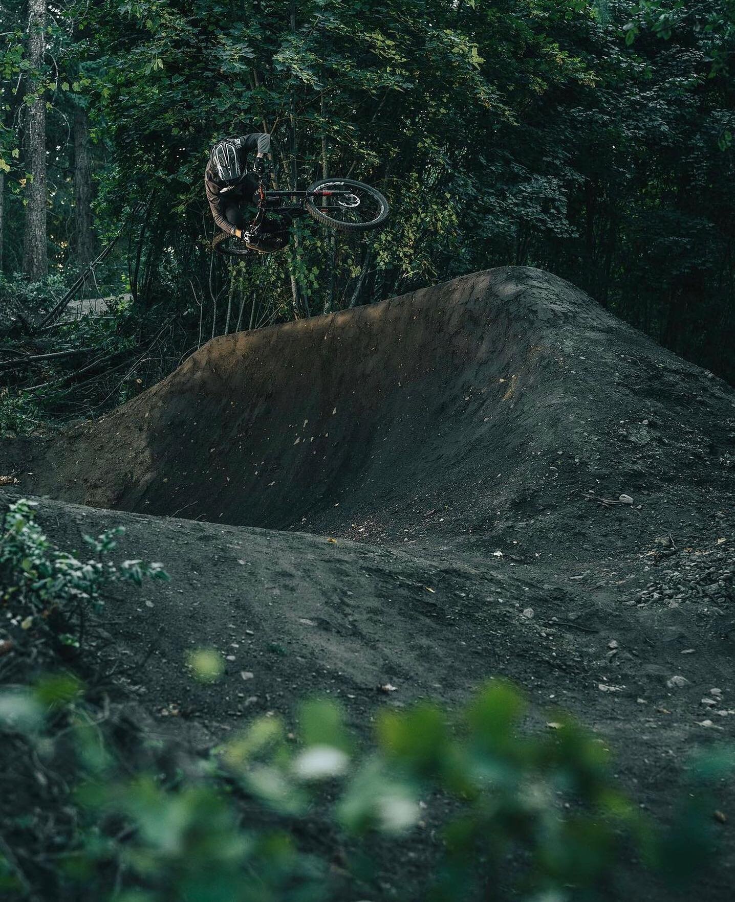 Perfect dirt wave // epic shot of @basvsteenbergen by the talented @kaltroz 👏👏👏
.
.
#mtblife #mtblifestyle #bikeparts #mtbparts #mtbparts #dirthero #herodirt #mtb