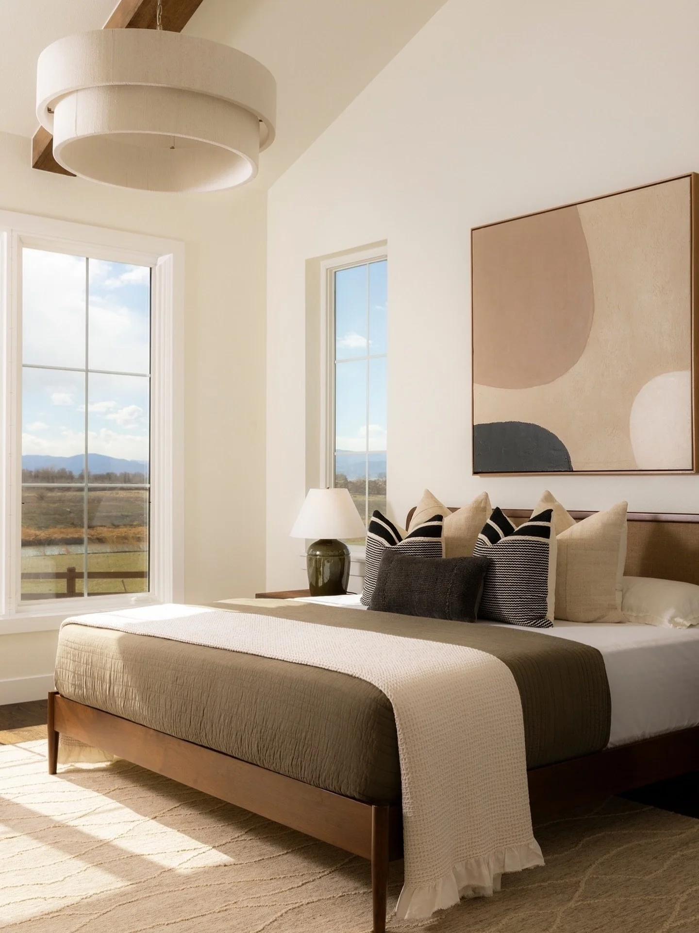 The primary suite at Clydesdale 🎞️📺🕰️

Shot for @windmillhomesco