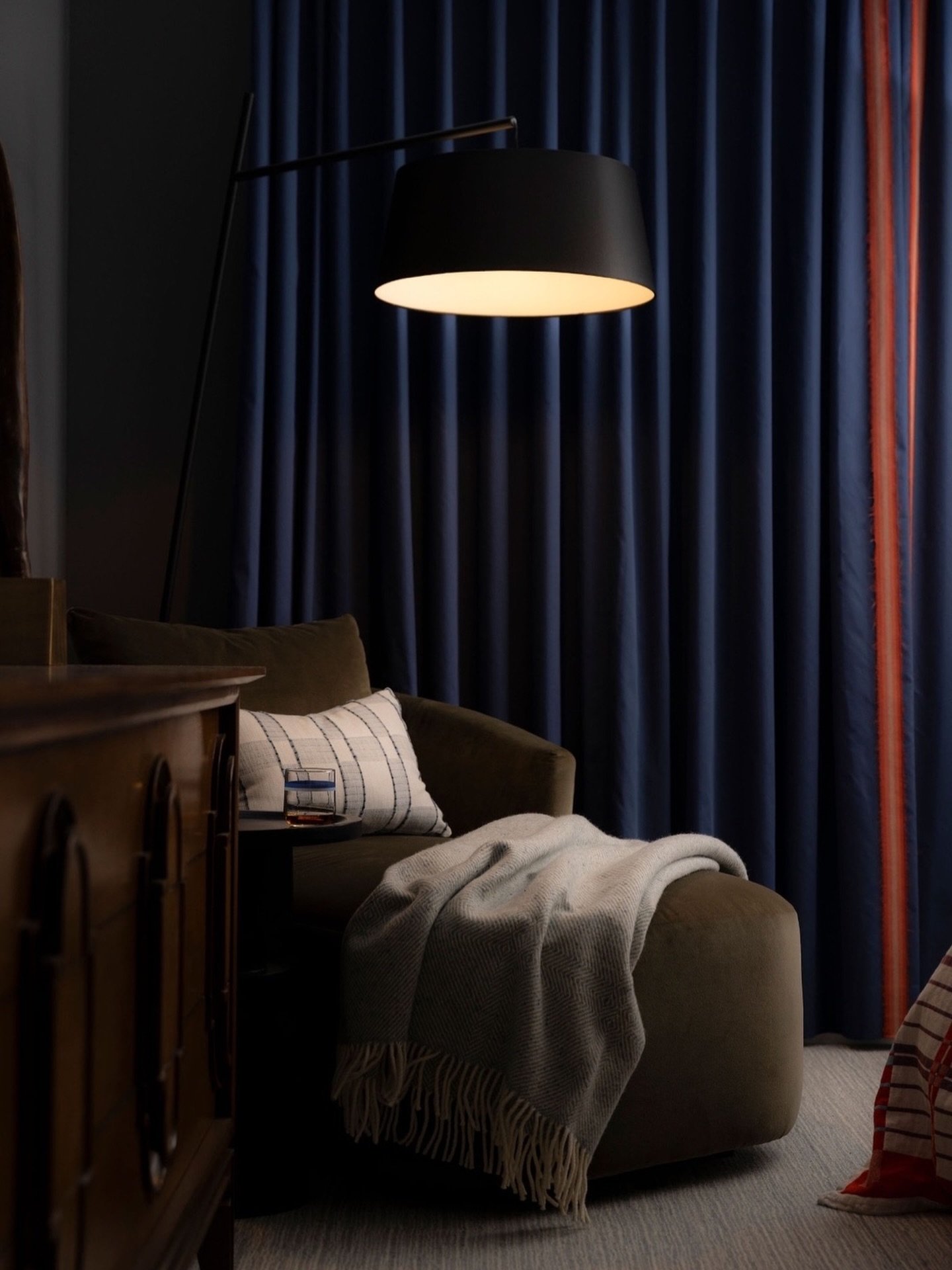 A spot to wind down before getting in bed 📚🍸

Client: @saltbox.designco
Window treatments: @designerdraperystudio