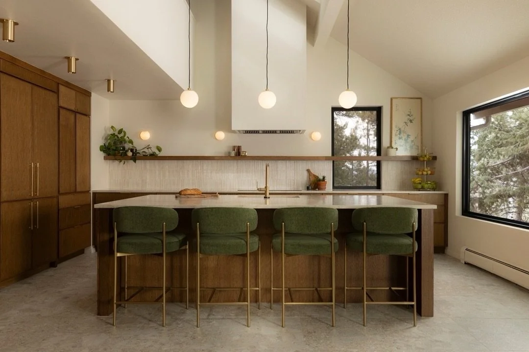 There&rsquo;s really nothing I didn&rsquo;t love about this kitchen. It even comes with a hidden walk-in pantry through what looks like a cabinet door. 🤌🏼

Design: @interiorsinclusive