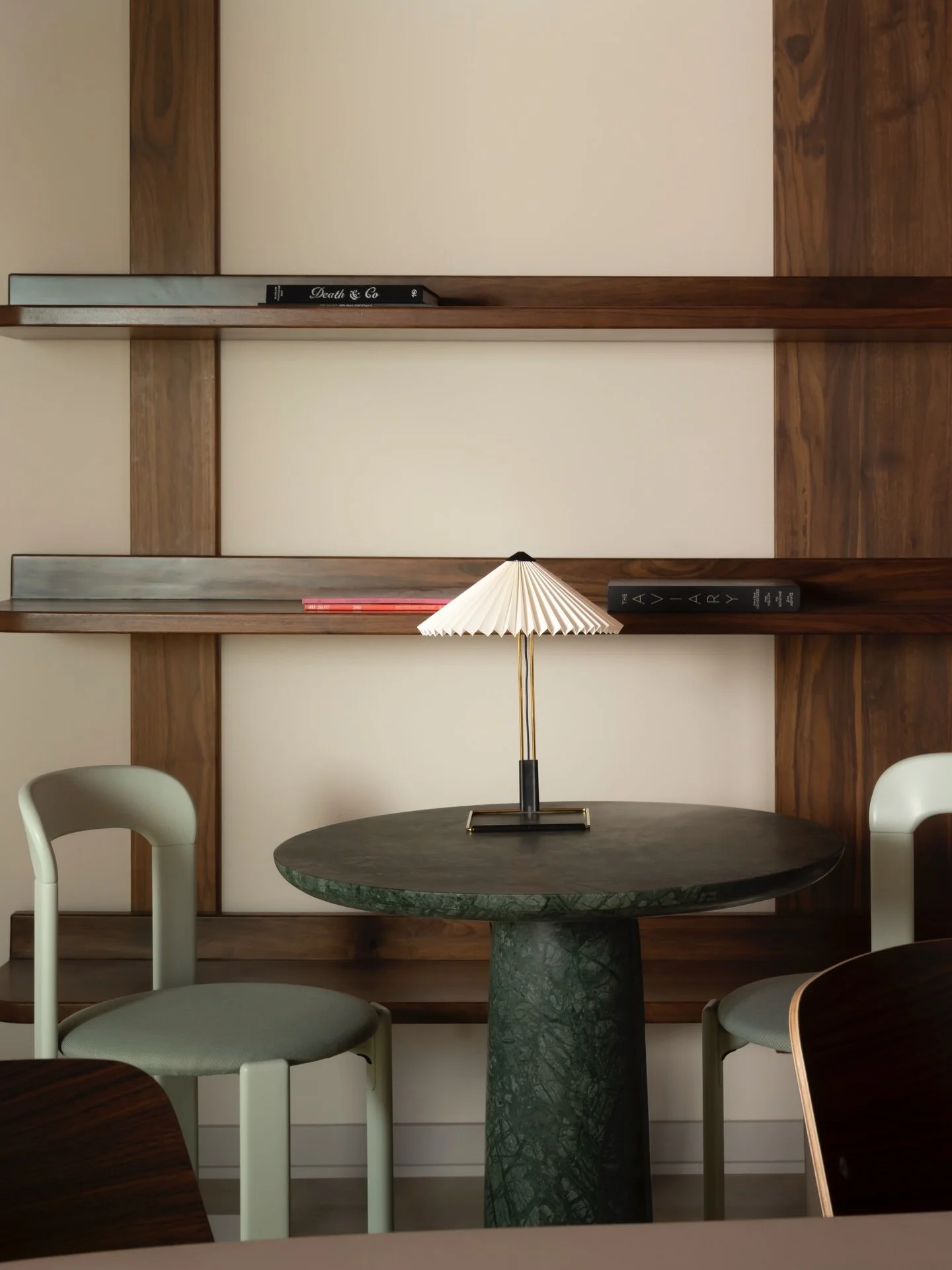 This is the visual proof that you should hire @orb.interiors to design your dining room 🤤