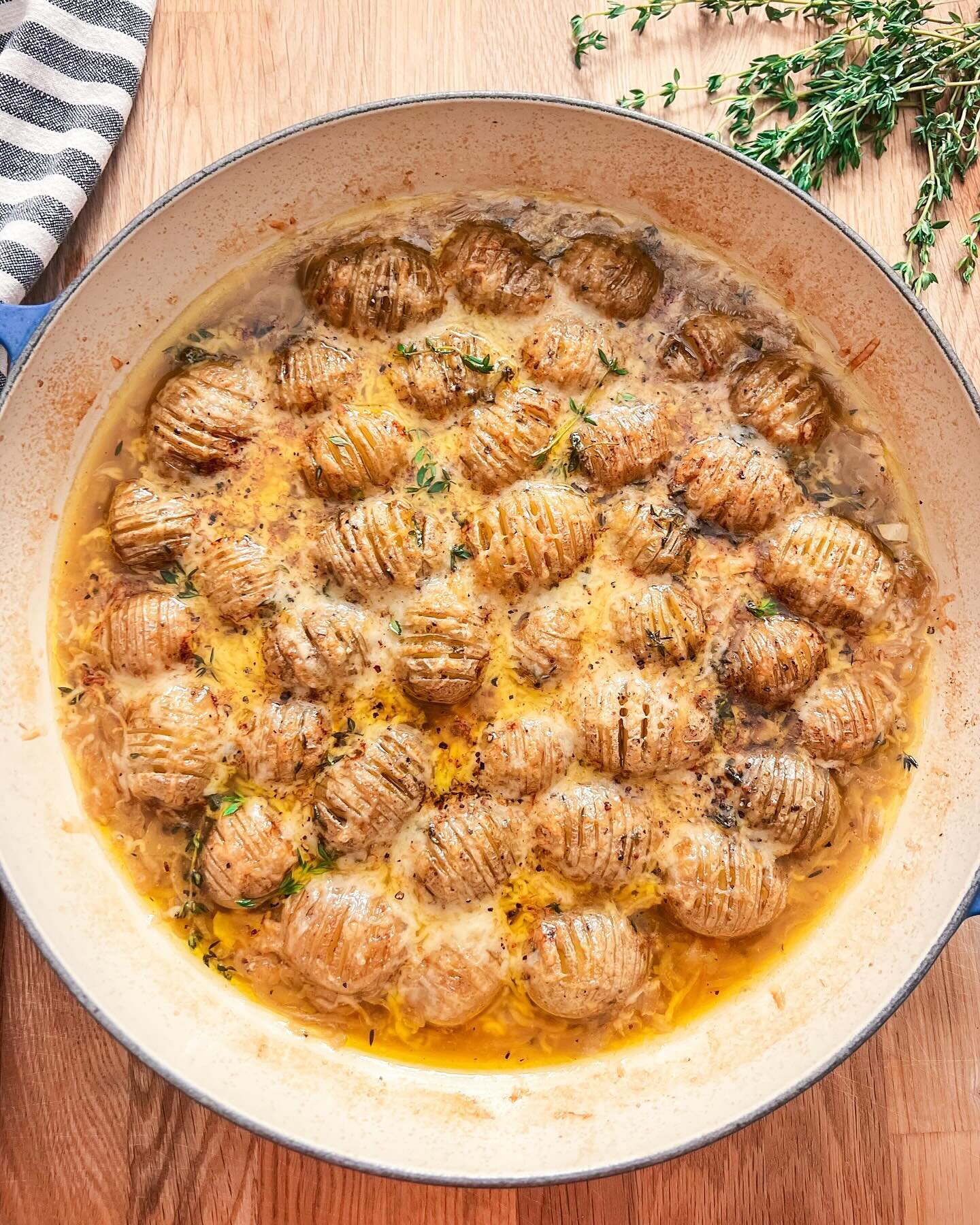 French Onion Soup Hasselback Potatoes 

Happy Thursday &amp; Happy Hanukkah! So&hellip; I&rsquo;m slightly obsessed with all parts of this recipe I created. French Onion Soup is my absolute all time fave, like it doesn&rsquo;t matter what restaurant 