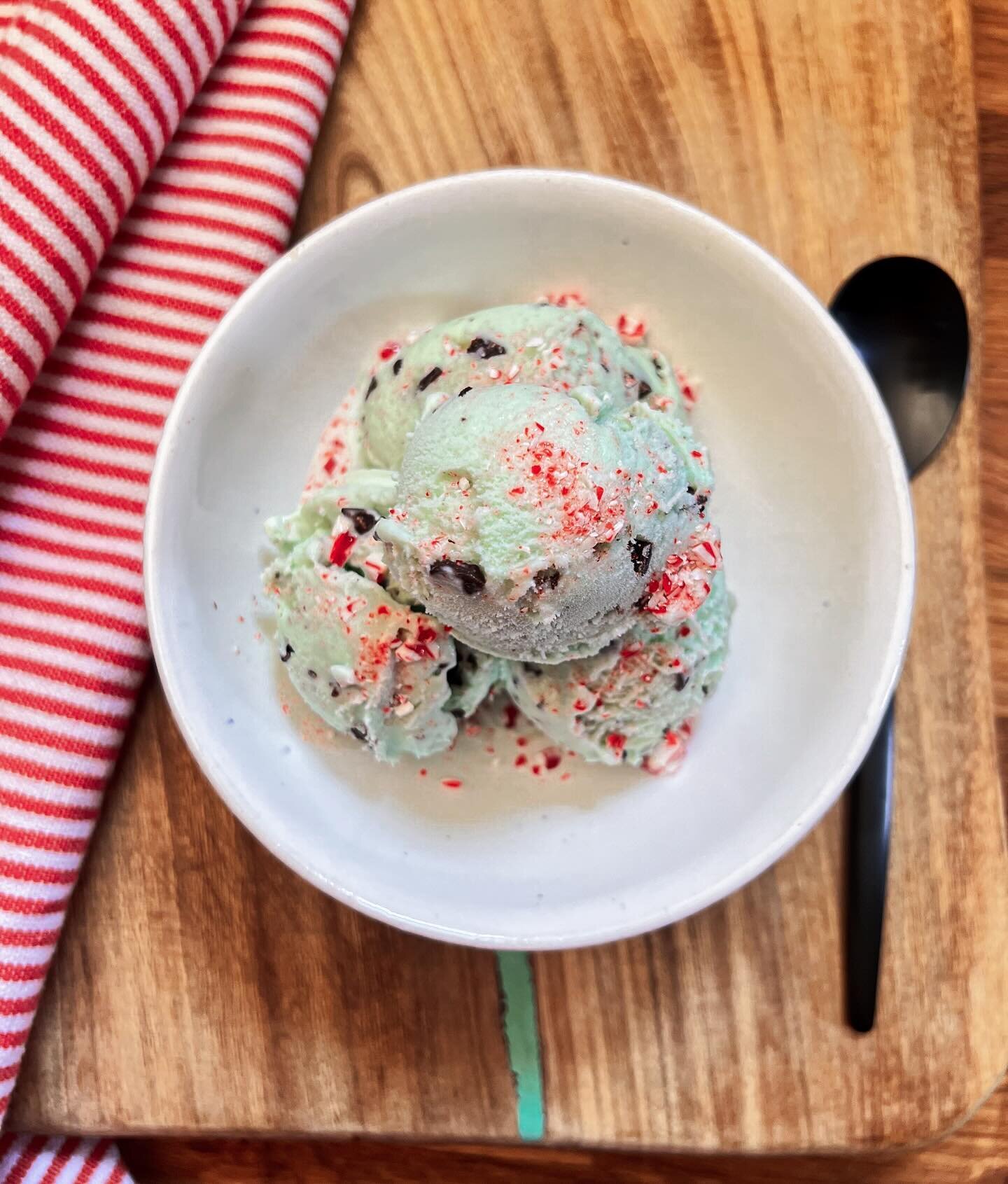 Merry Chrismint Ice Cream, Candy Cane Crumbles 

It&rsquo;s Christmas Eve, that means Santa comes tonight, yeah! As we all know, I&rsquo;m not a baker or a sweet treats maker, but I love LOVE making homemade ice cream. It&rsquo;s one of my all time f