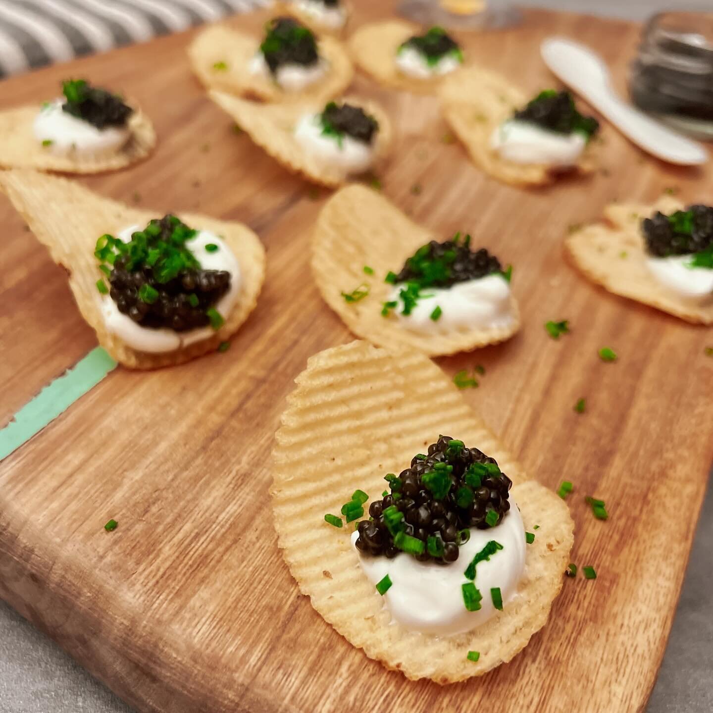 Royal Osetra Caviar
Potato Chips with Cr&egrave;me Fra&icirc;che &amp; Chives 

Happy weekend! I felt like having an indulgent lunch. Yup, this is my lunch! A massive scoop of gorgeous Royal Osetra Caviar from the fine folks @allfreshseafood placed u