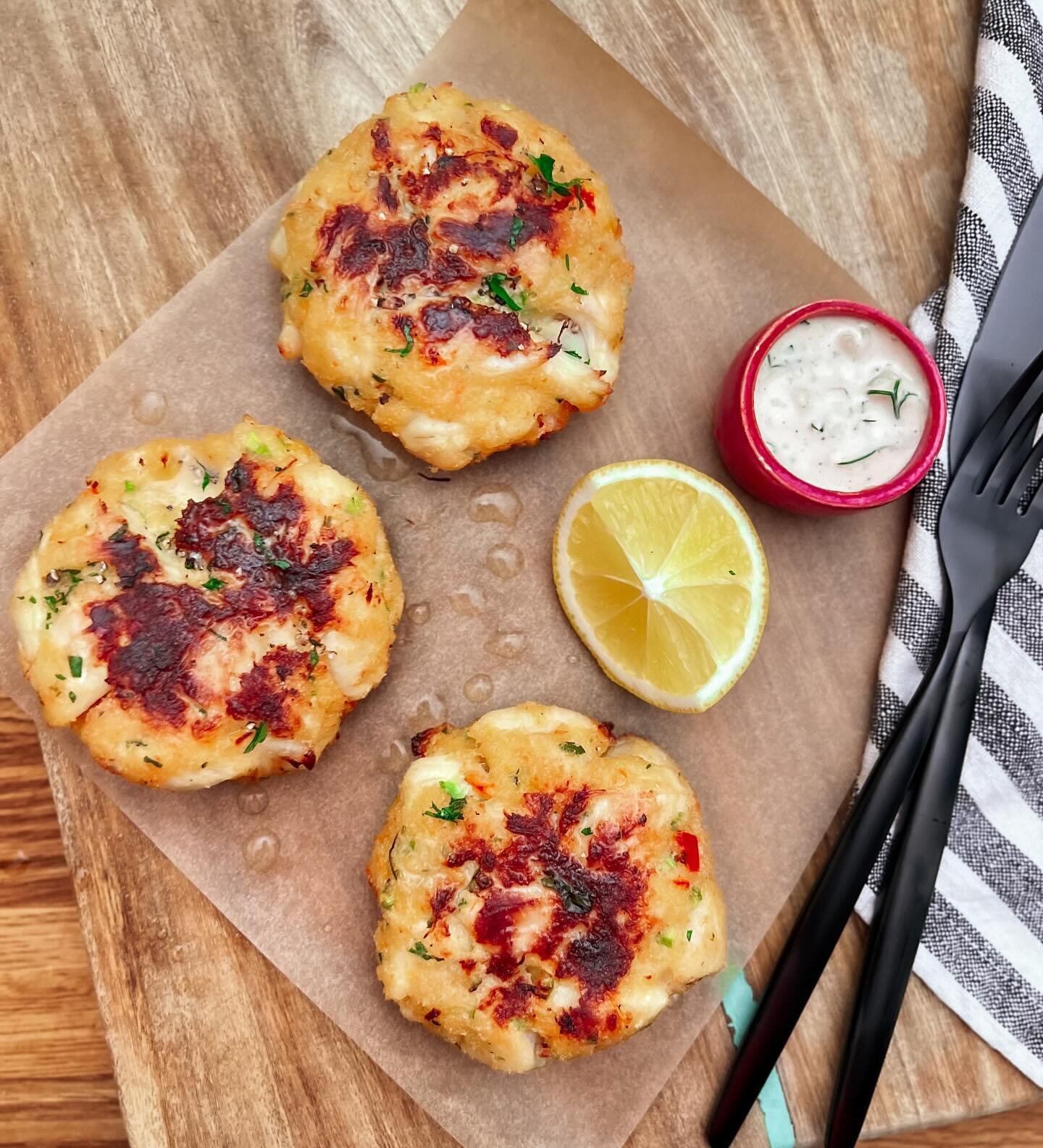 Baked Crab Cakes
Quick Lemon Herb Tartar Sauce 

Happy Monday! I was a bit crabby over the weekend due to the fact that it was FREEZING here in New York City. So while being crabby I decided to make crab cakes. See what I did there, parlayed my tude 