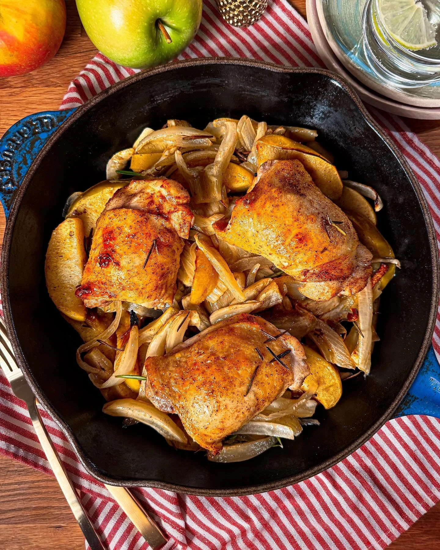 Roasted Chicken Thighs with Apples, Fennel &amp; Onions

It&rsquo;s that time of year when cozy vibes &amp; warm roasted treats make everything feel seasonal &amp; groovy. My dear friend Dirk @dvanstockum is in town, lucky me&hellip; &amp; since he l
