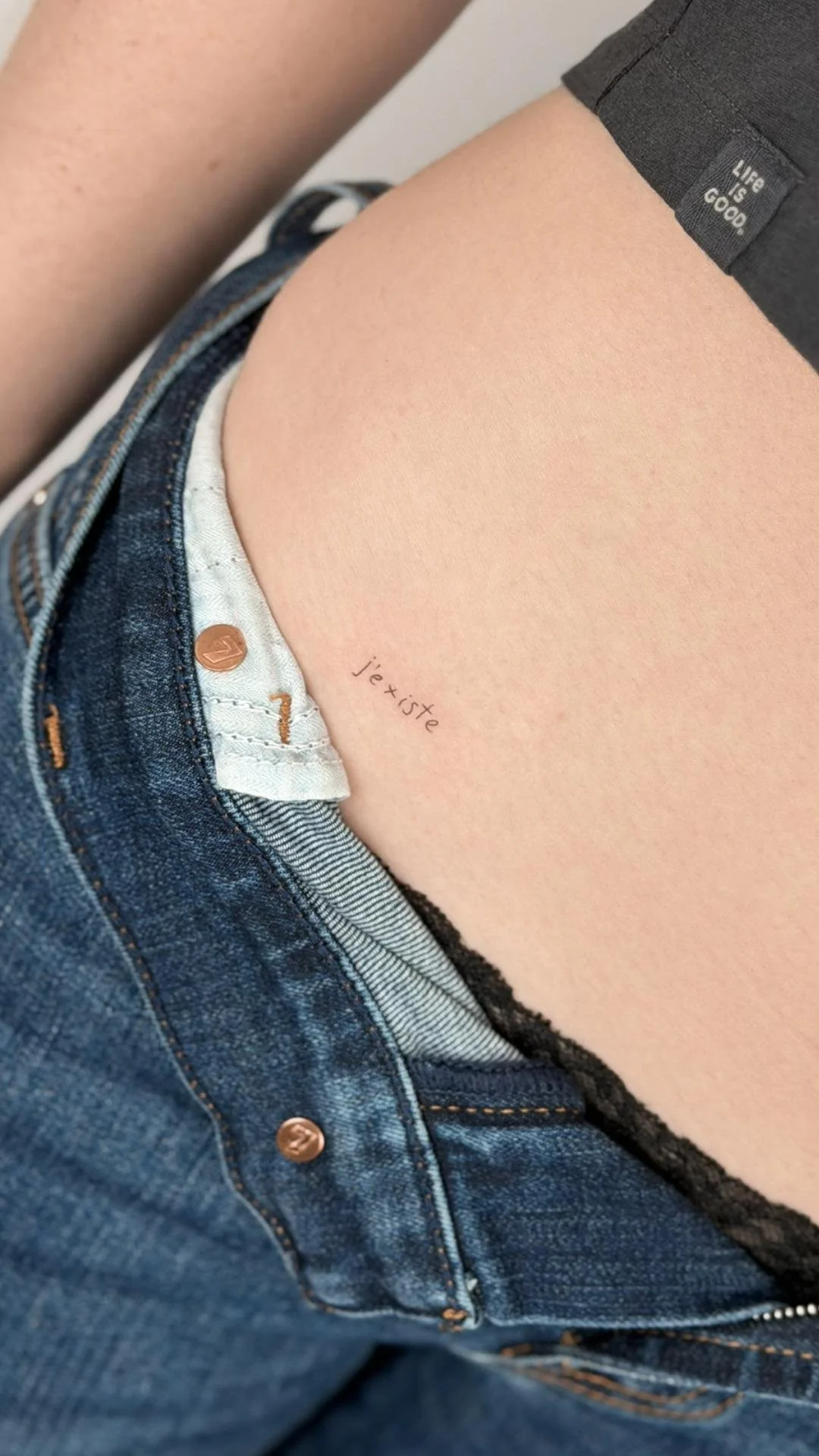 minimal-je-existe-script-tattoo-hip-nyc.jpeg (Copy) (Copy)