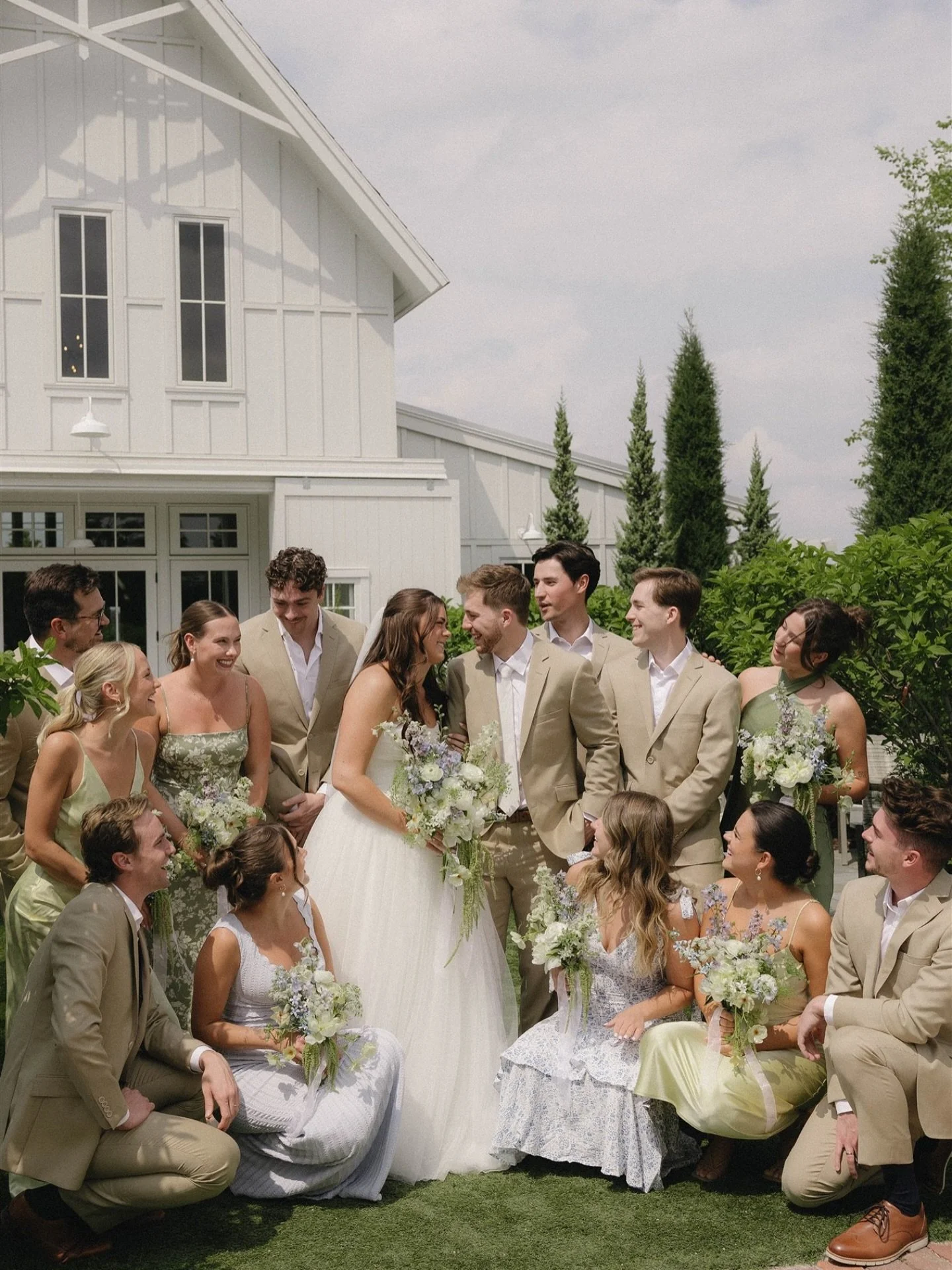 POV you're surrounded by your fan club 📣
.
Second shot for @revelwoodsphoto
.
.
#minneapoliswedding #minneapolisphotography #mnbride #weddinginspo #weddingparty