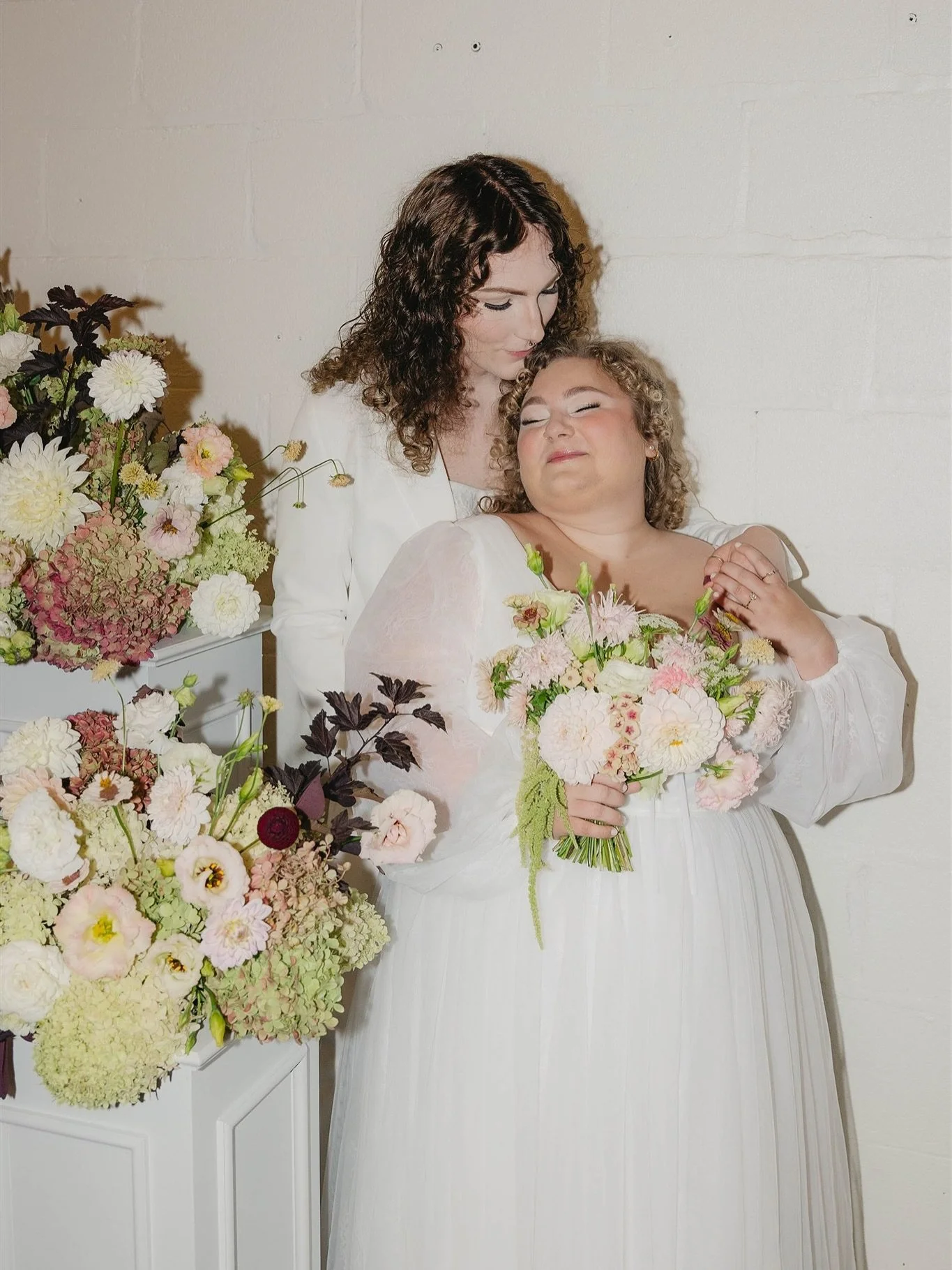 Always the best time with these two!
Get ready because I'm about to spam you with posts about our styled shoot 😍
Hosts: @kpimagery @kalie.nicole.events
Venue: @paikkamn
Models: @eblindy3 @casswynn
Floral and decor: @kalie.nicole.events
Dresses