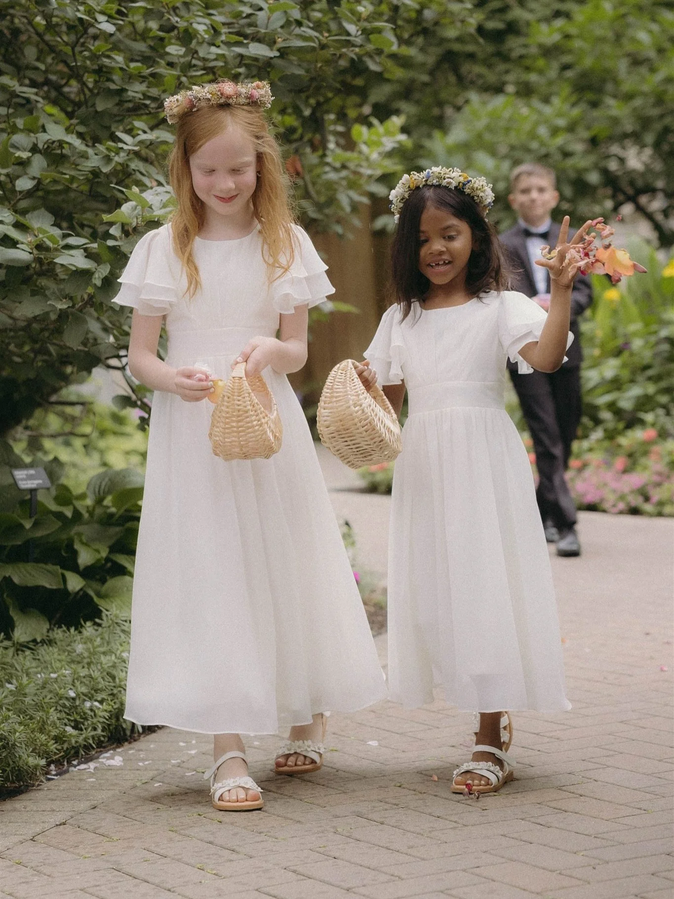 The sweetest flower girls you ever did see!
.
.
#weddingphotographer #flowergirl #weddinginspo #travelweddingphotographer
.
.
Wedding photographer Minnesota wedding photographer travel photographer flower girl