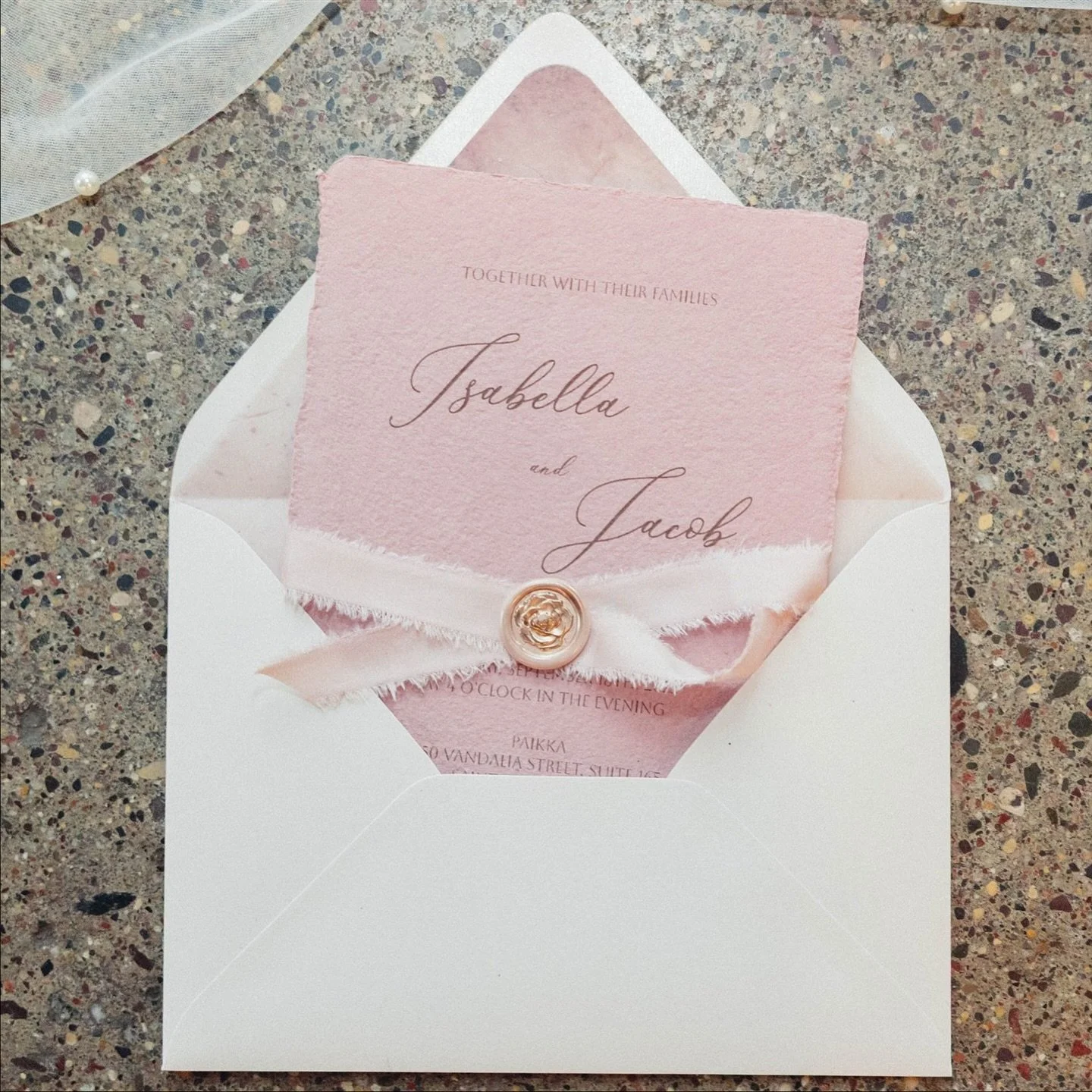 The most beautiful stationary you ever did see 💌
Stationary: @212custominvitations 
Floral: @kalie.nicole.events 
Decor: @eclecticcuratedvintage 
#weddinginvitations #weddinginspo #romanticwedding #weddingphotography #sustainablewedding