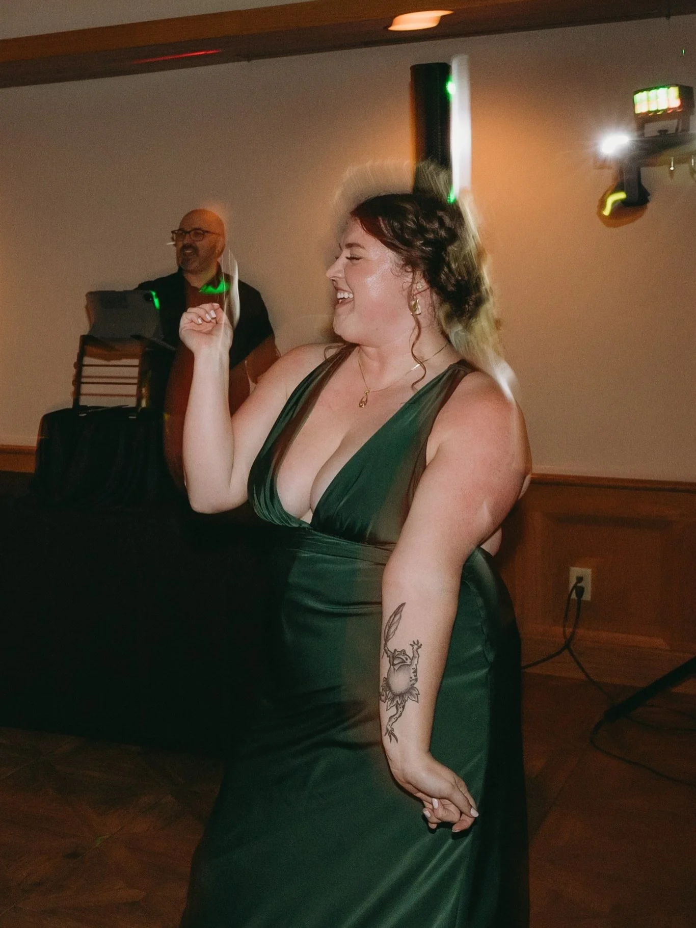 Let's capture your PARTY! 

I love taking photos of people living their best life on the dance floor!

#minnesotaweddingphotographer #mnbride #dancefloor #weddinginspo #weddingphotographers