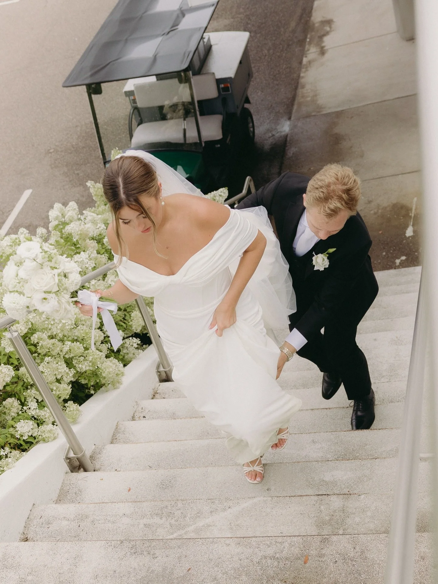 I need hydrangea season back to melt the ICE away...

#minneapoliswedding #weddingphotographer #minneapolisweddingphotographer #hydrangeawedding 

Captured Second Shooting for @revelwoodsphoto