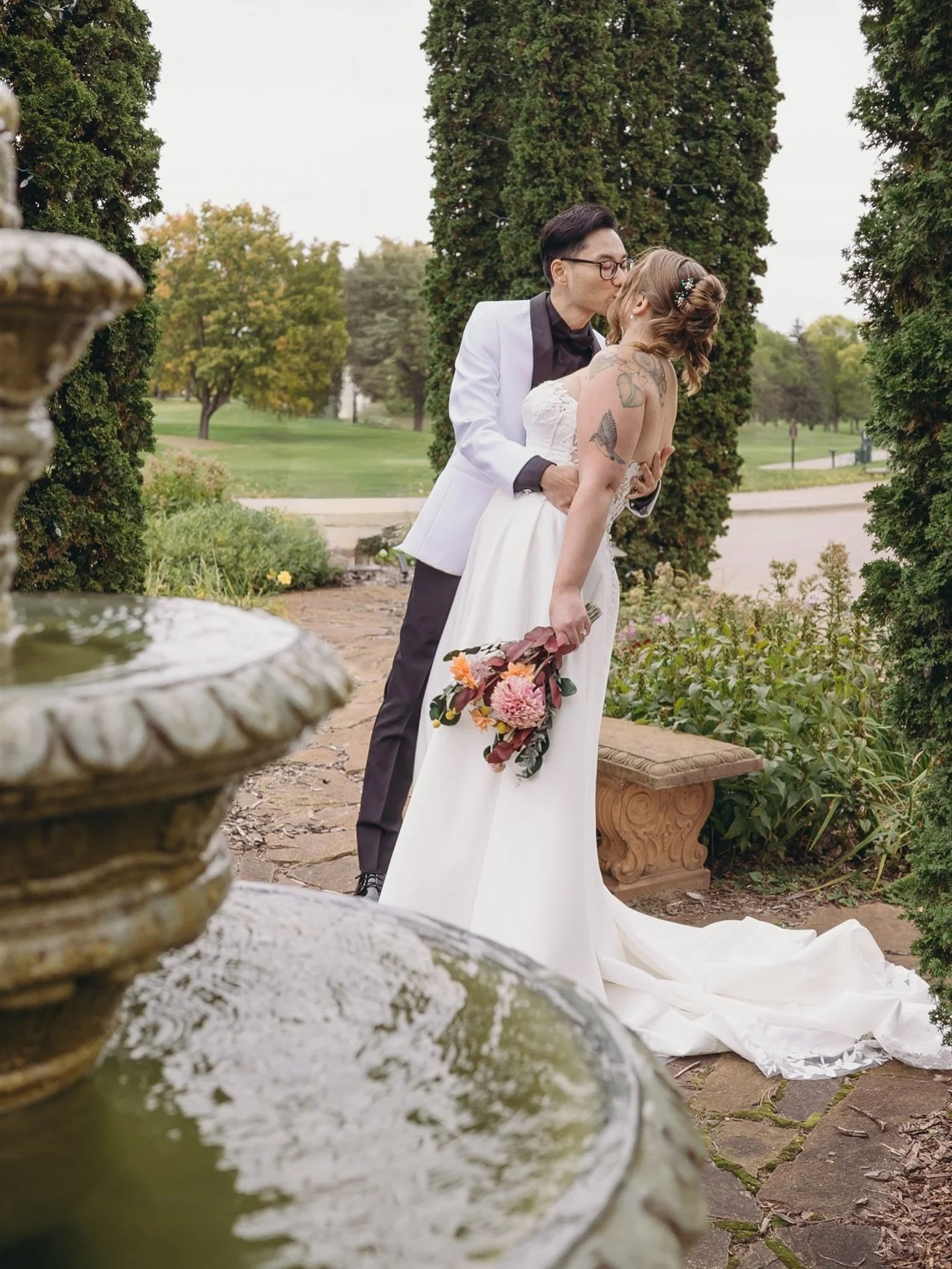 With wedding season coming up soon it has me reminiscing on my last KPI wedding last fall 🍂

It was the best wedding to finish up the season, can't wait to see what 2026 holds!

Planner: @hartandsole.co 
Venue: @mendakotacountryclub @mendakotaccwedd