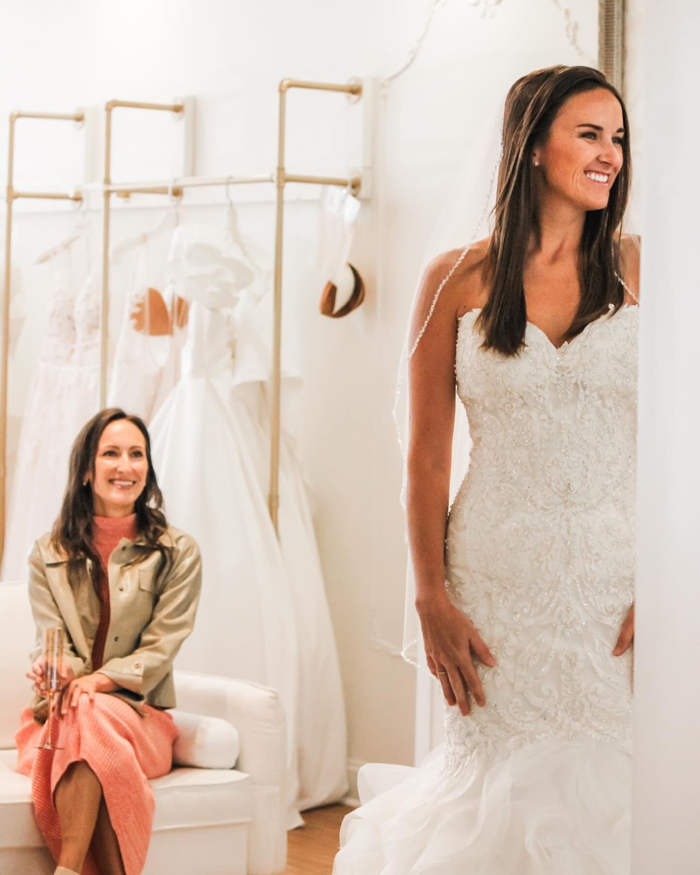 Who to bring to your appointment at @saint.bridal ?! 💍

Selecting the dress you will be married in is such an intimate moment and a very important decision! You will want to bring friends and family that are the closest to you and that support you! 