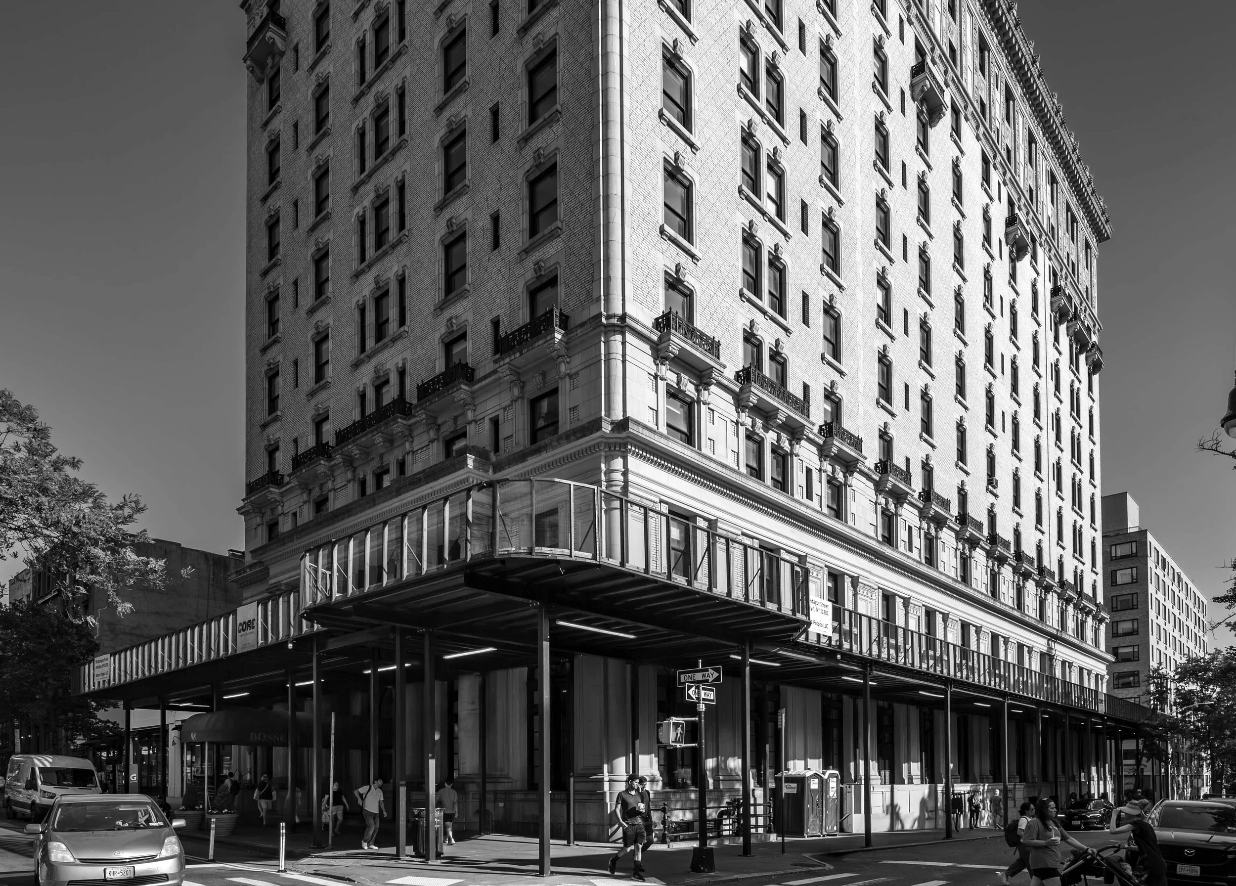 05 - 98 Mont - 135A2773-HDR B&W.jpg