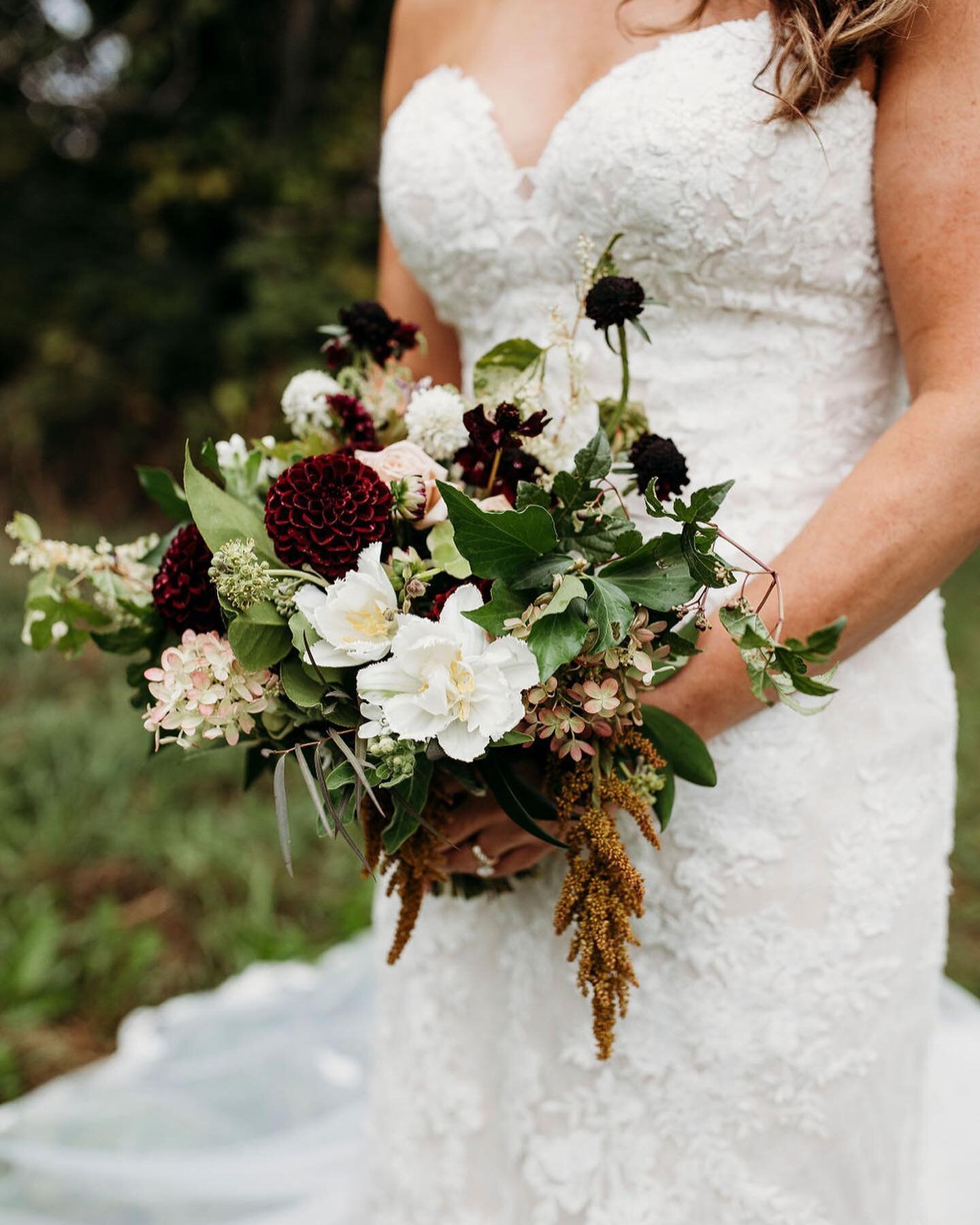 One of the many reasons I love fall weddings is because of their richer tones and so many textural floral elements. I mean, just look at Holly&rsquo;s bouquet. 

Planning and design @corneliajevents
Photography @kyrenemintyphotography
Florals @carrie