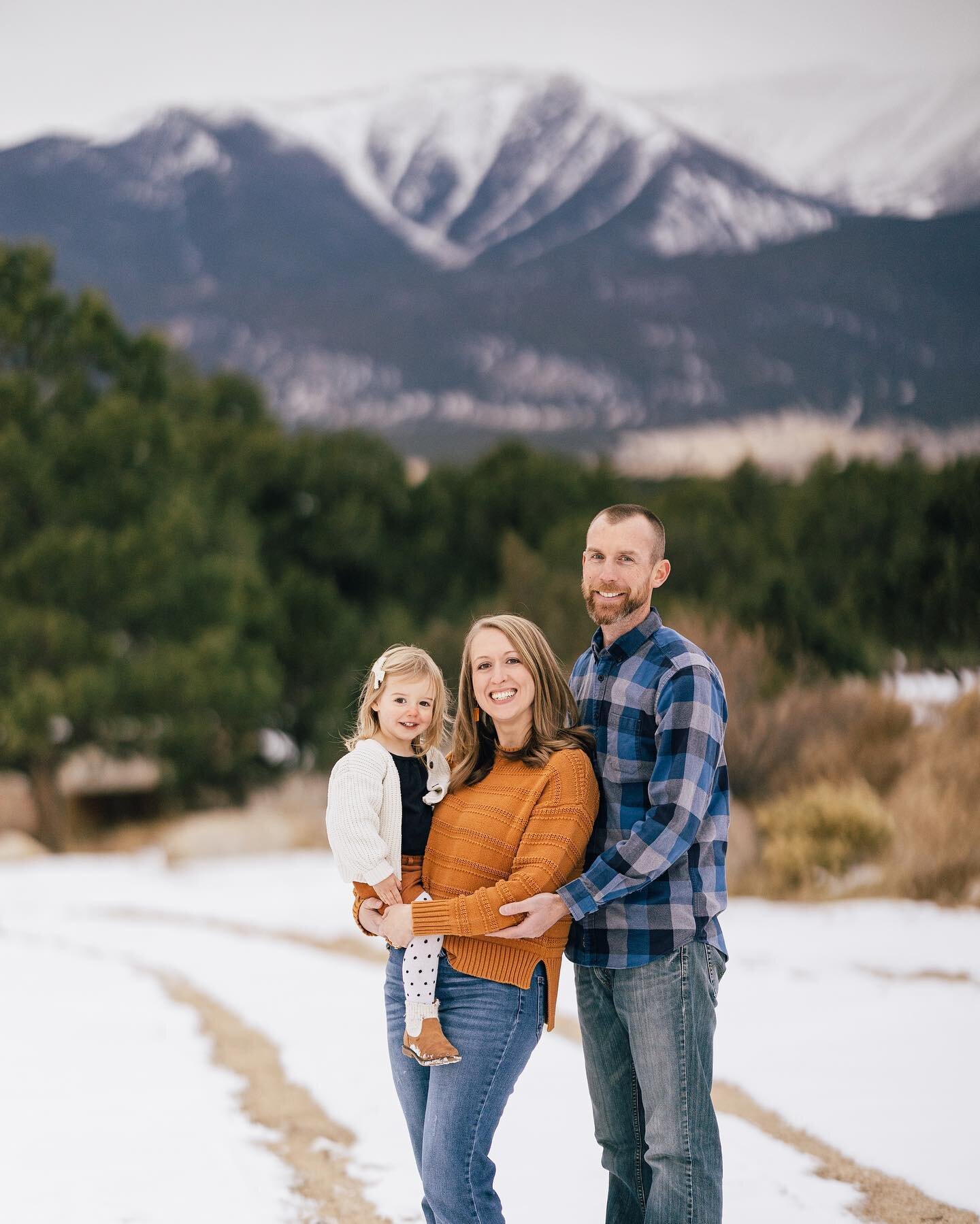 The sweetest smiles and giggles happened at yesterday&rsquo;s session! This gal did so well with the wind and snow - I was so impressed! Enjoy a few favs of the Mots family!