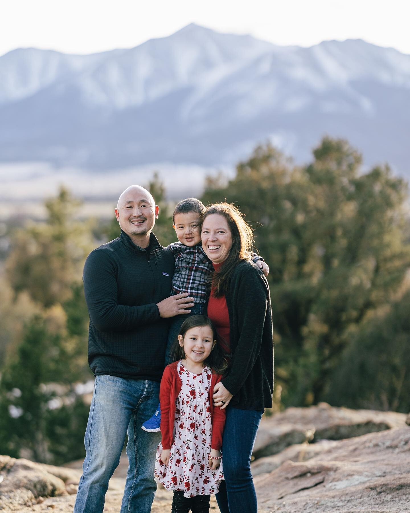I loved taking photos for Devin&rsquo;s sister and her family during their Christmas visit! Somehow we picked the most windy day of the week, but everyone was a trooper and we made it work! Enjoy some of my favorites!