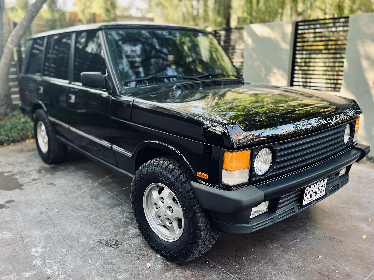 S W I P E &gt; Nearing completion on this side project. 1995 Range Rover Classic LWB. Tons of custom fabrication and electronics in this build. @alpineusa halo head unit and rear screens @focalofficial speakers. @mcintoshlabs amps. @soundshield sound