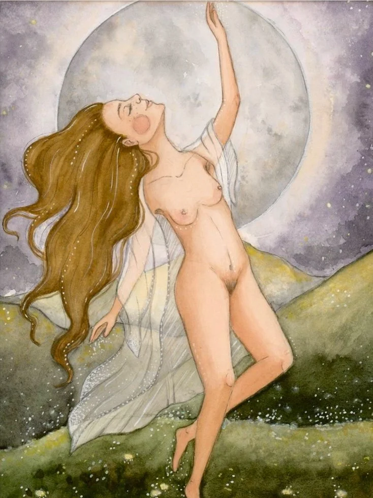 Nackte Frau mit langen braunen Haaren, die im Freien vor einem großen Mond steht, während sie sich die Brust mit erhobener Hand hält.