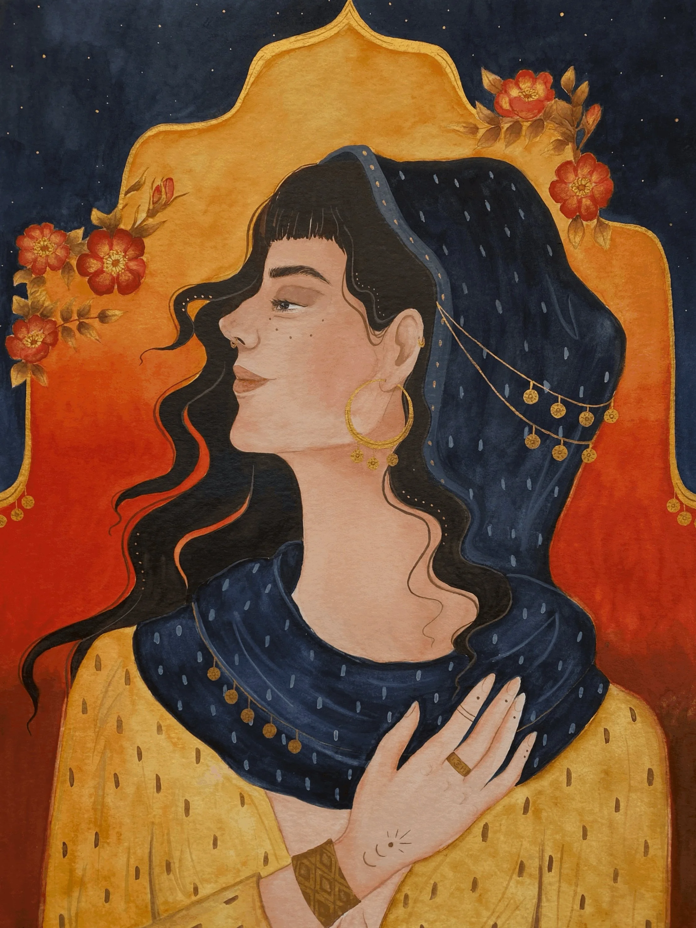 Kunstzeichnung einer Frau mit dunklen, gewellten Haaren, Goldschmuck, ausholendem Arm, vor orangefarbenem Hintergrund mit roten Blumen.