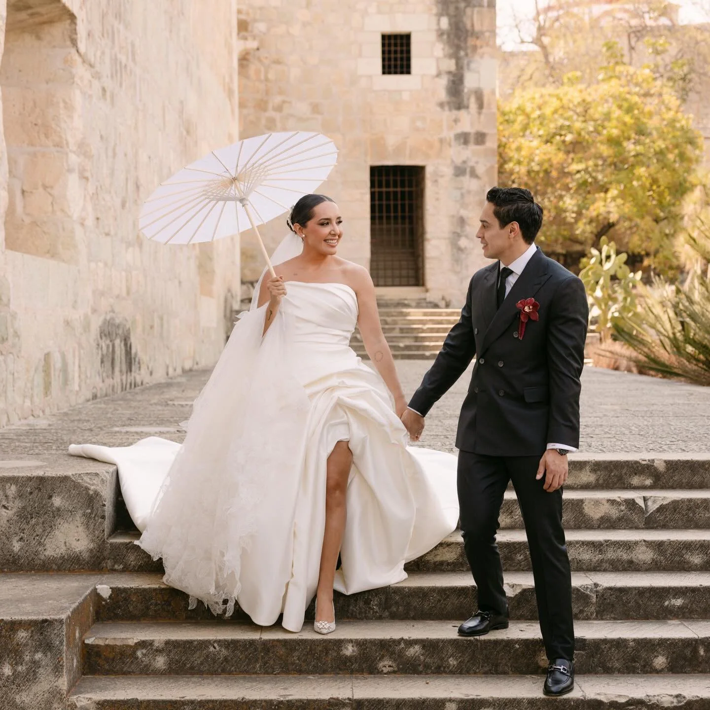 Karen &amp; Alfredo 
Planning @unoaproductions 
Venue @jardin_etnobotanico.oaxaca 
Calenda @vk_eventoscalendas
.

#mexicocityphotographer #caboweddingphotographer #sanmigueldeallendephotographer #oaxacaweddingphotographer #oaxaca