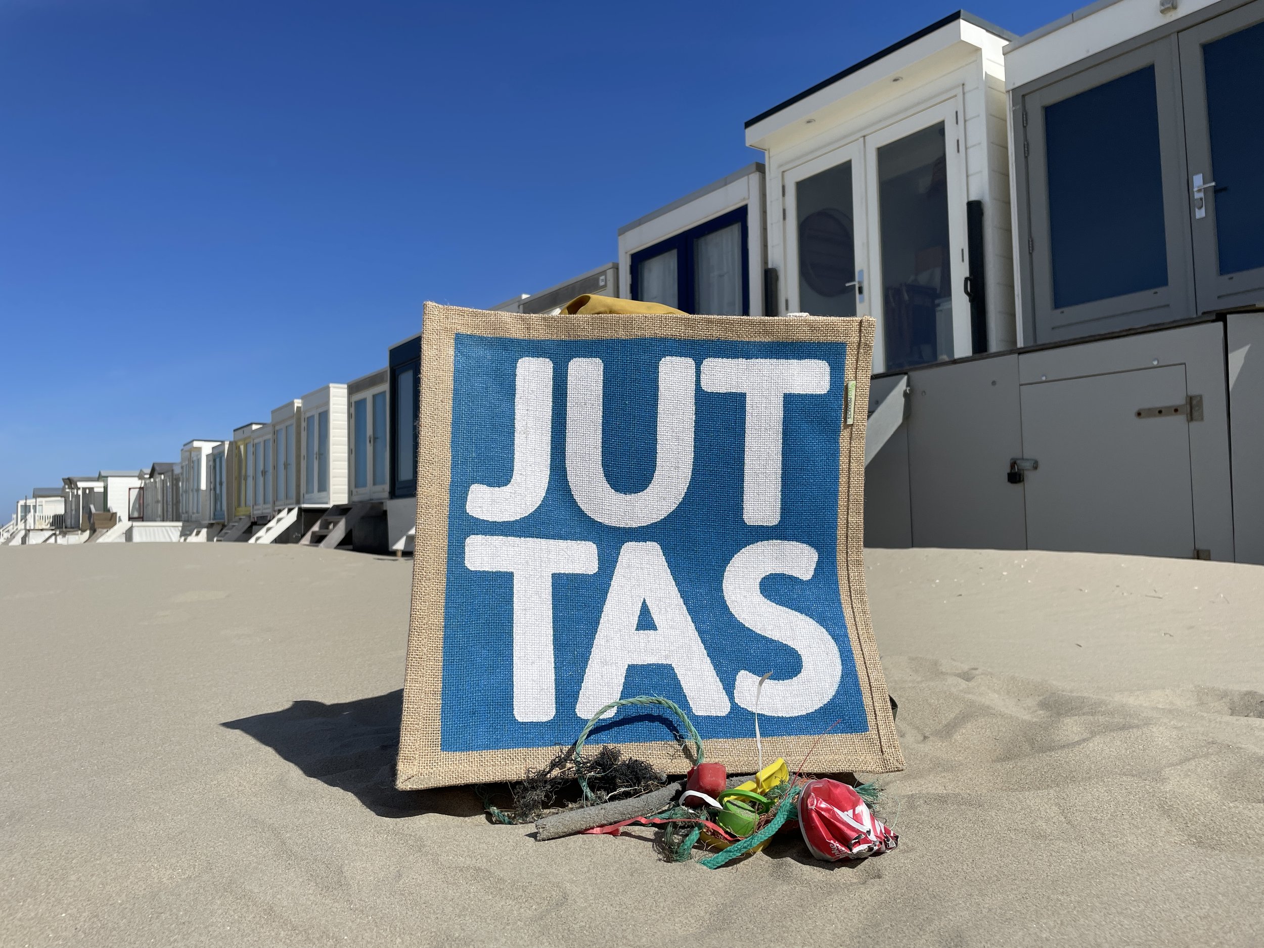 JUTTEN OP HET STRAND