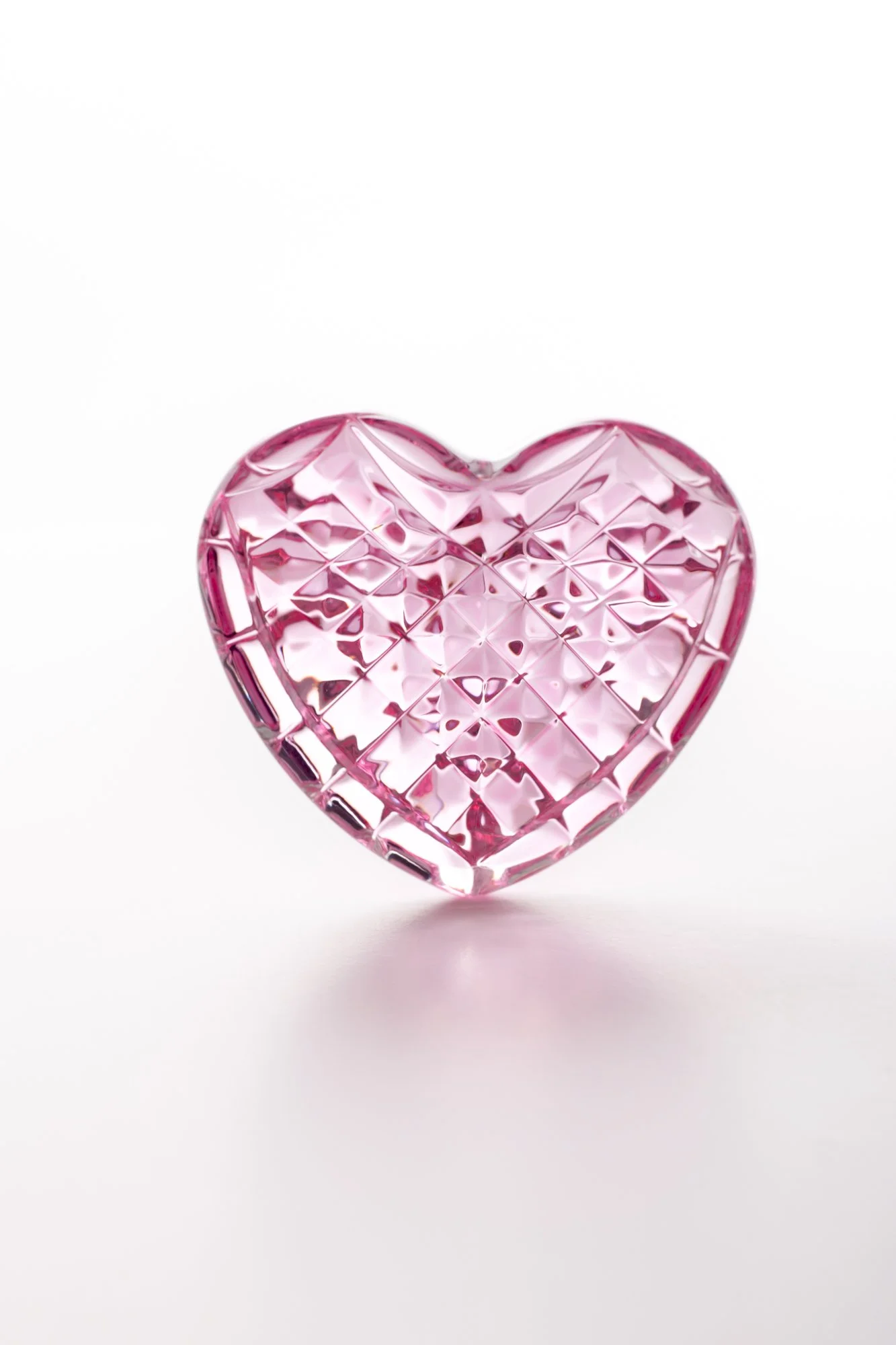 HOI_HOMEWARE_40009428_PINKHEARTPAPERWEIGHT_028-Edit.jpg