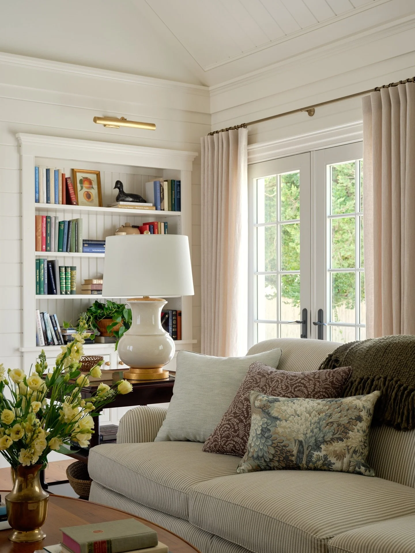 Sundays at home 
Interiors: @megmcsherryinteriors 
Architect: @patrickahearnarchitect 
Builder: @spencerandcompanybuilders 
Stylist: @matthewgleasonstylist 
Photography: @seanlitchfield