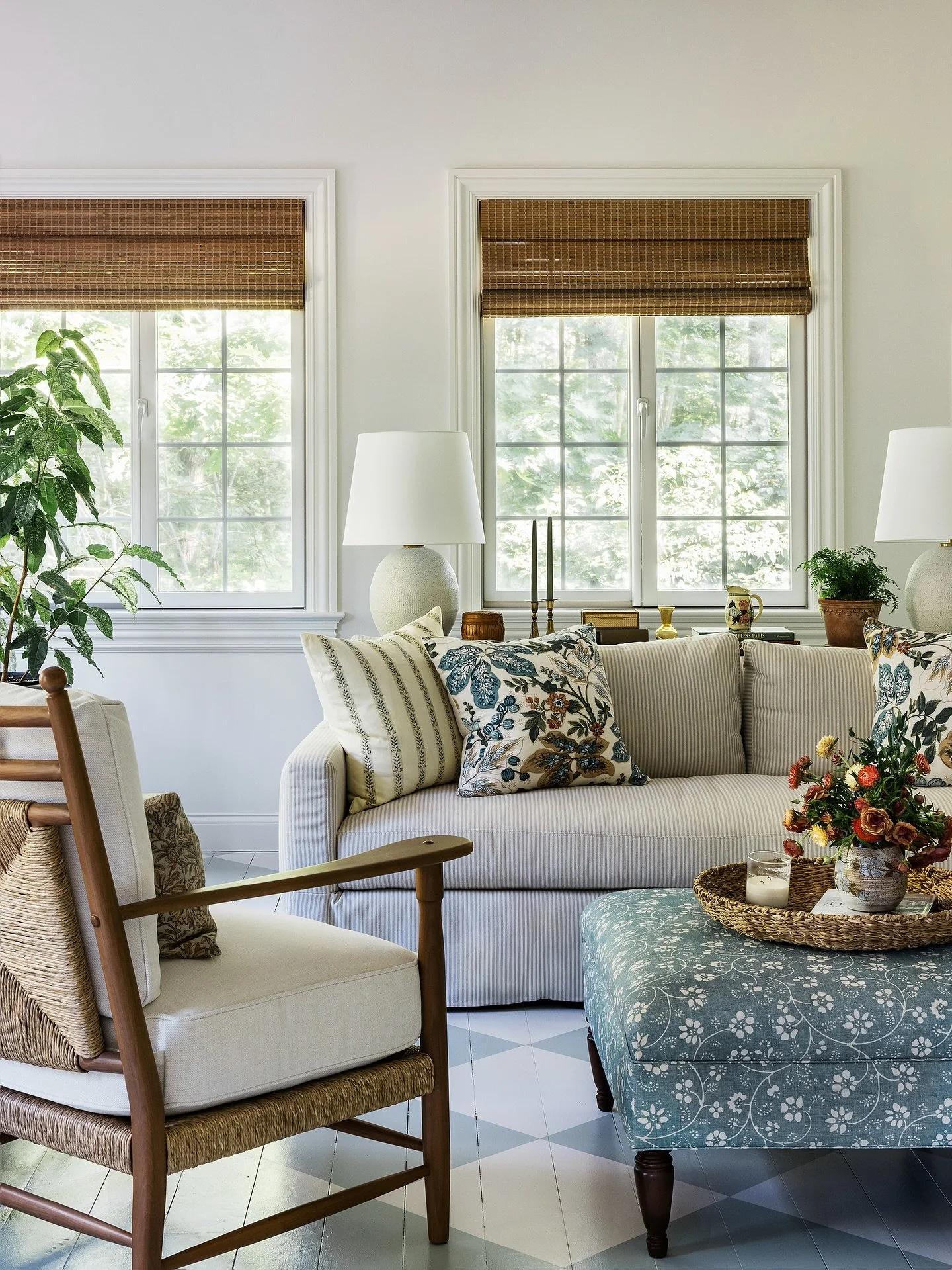 A lot to love about this sunroom 
Interiors: @megmcsherryinteriors 
Photography: @joyellewest