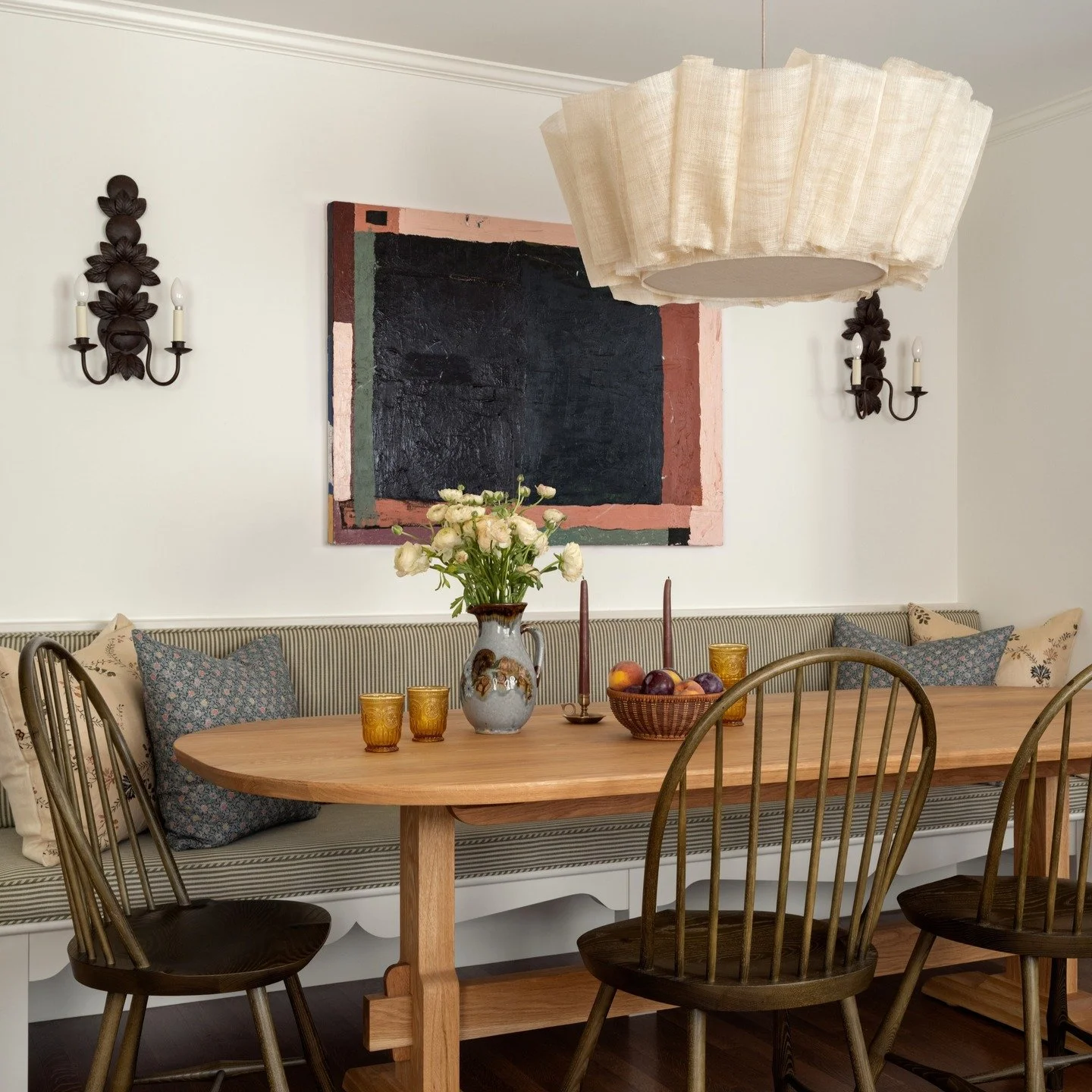 Sue me, I love a cozy little eating space. 
Interiors: @megmcsherryinteriors