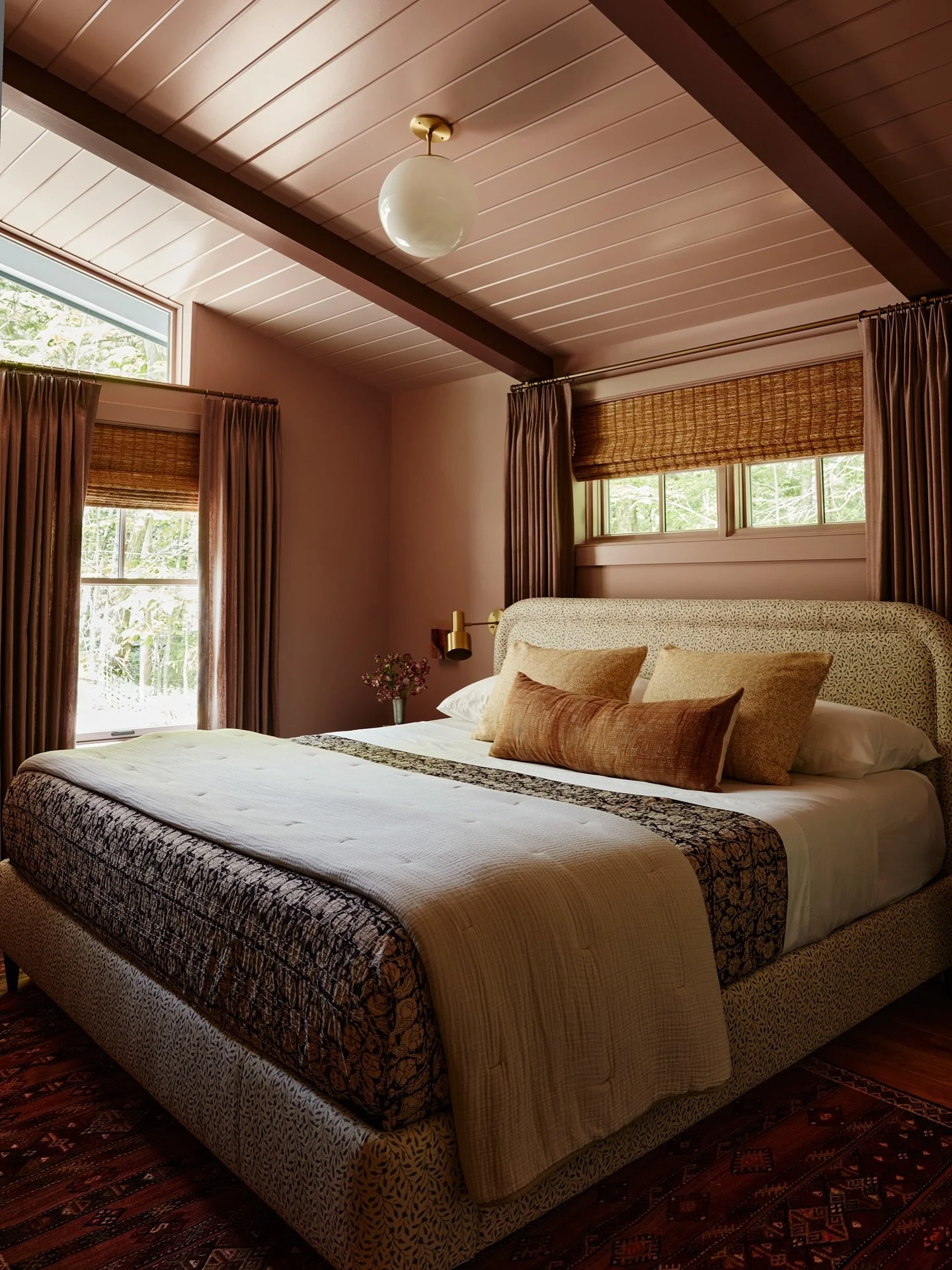 Mondays in bed (I wish!)
Interiors: @megmcsherryinteriors 
Photography; @jaredkuziaphoto