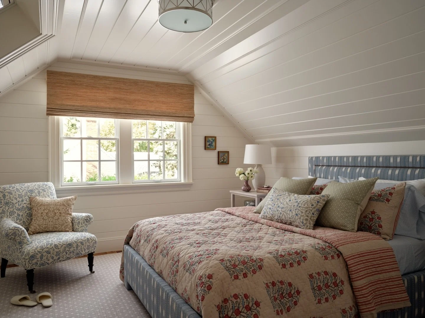 Calm but colorful - a personal fav!

Interiors: @megmcsherryinteriors
Architect: @patrickahearnarchitect
Builder: @spencerandcompanybuilders
Stylist: @matthewgleasonstylist
Photography: @seanlitchfield