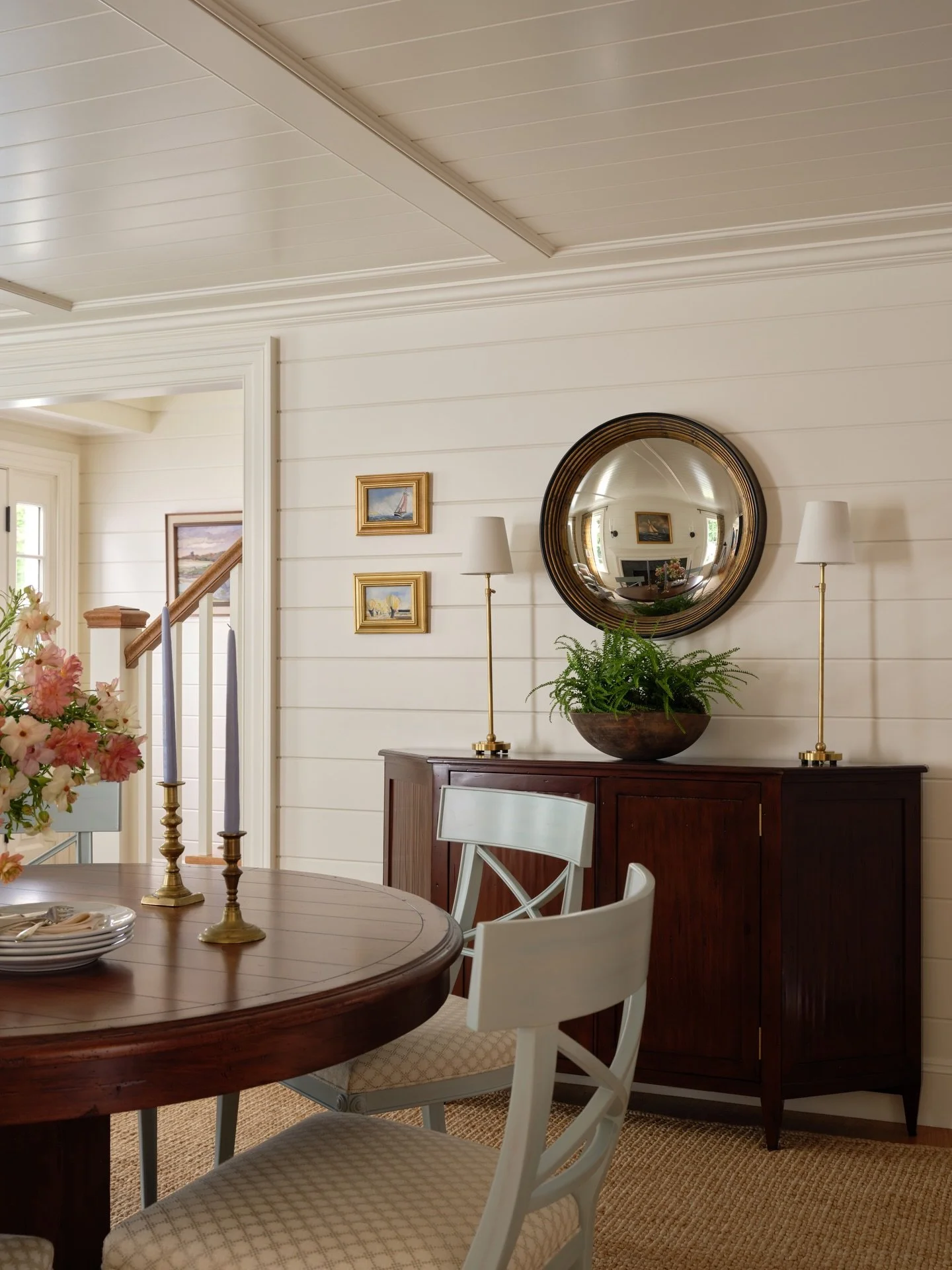 A different view of this dining room in Chatham 

Interiors: @megmcsherryinteriors 
Architect: @patrickahearnarchitect 
Builder: @spencerandcompanybuilders 
Stylist: @matthewgleasonstylist 
Photography: @seanlitchfield