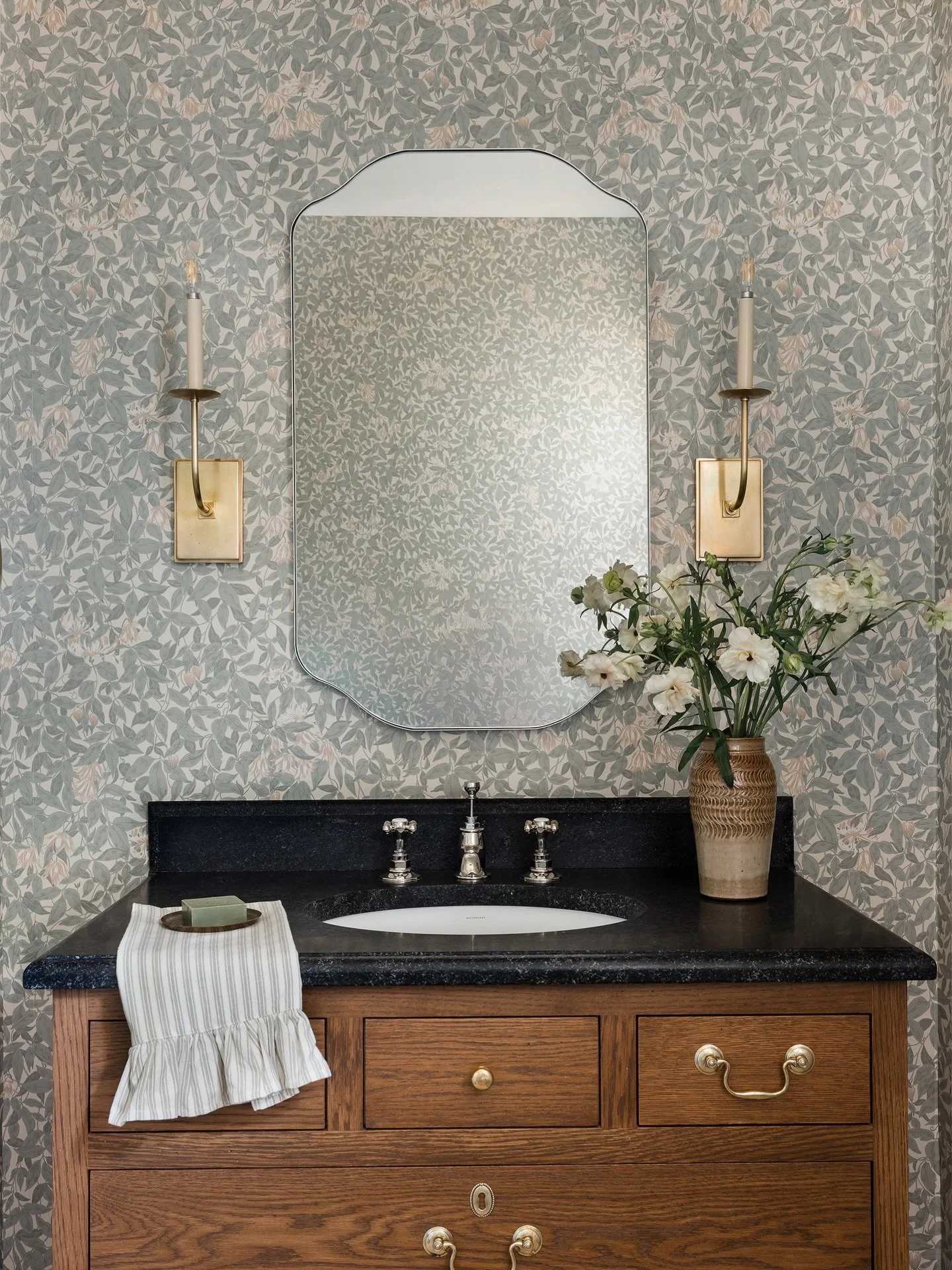 Wallpapering small spaces doesn&rsquo;t have to be overwhelming. Sometimes it truly makes the room sing 🍃

Interiors: @megmcsherryinteriors 
Photography: @joyellewest