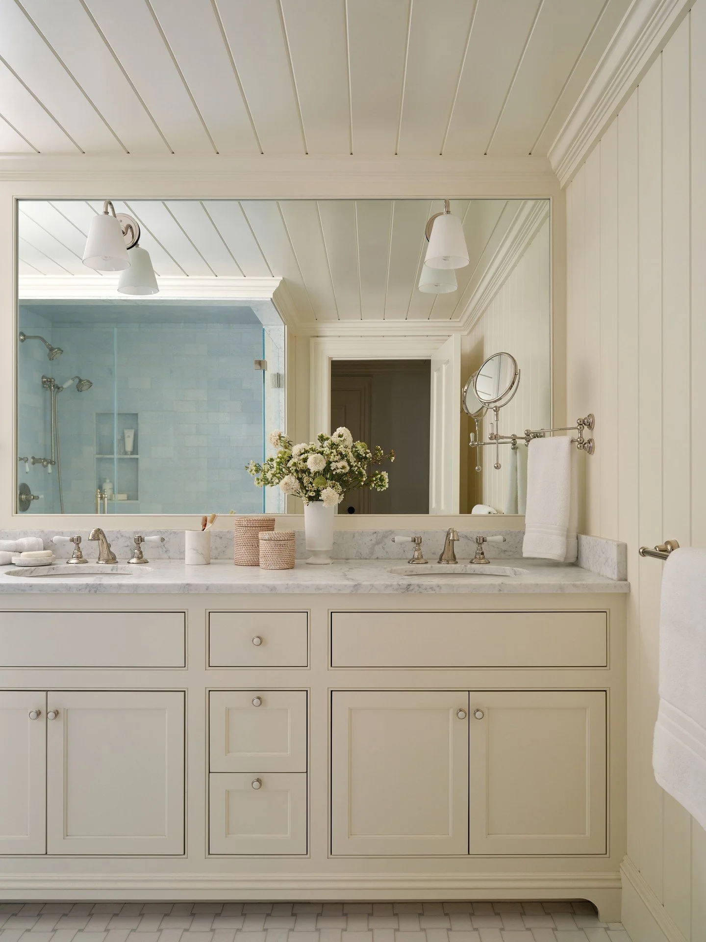 Simple, serene&mdash;just like Chatham.

Interiors: @megmcsherryinteriors
Architect: @patrickahearnarchitect
Builder: @spencerandcompanybuilders
Stylist: @matthewgleasonstylist
Photographer: @seanlitchfield
