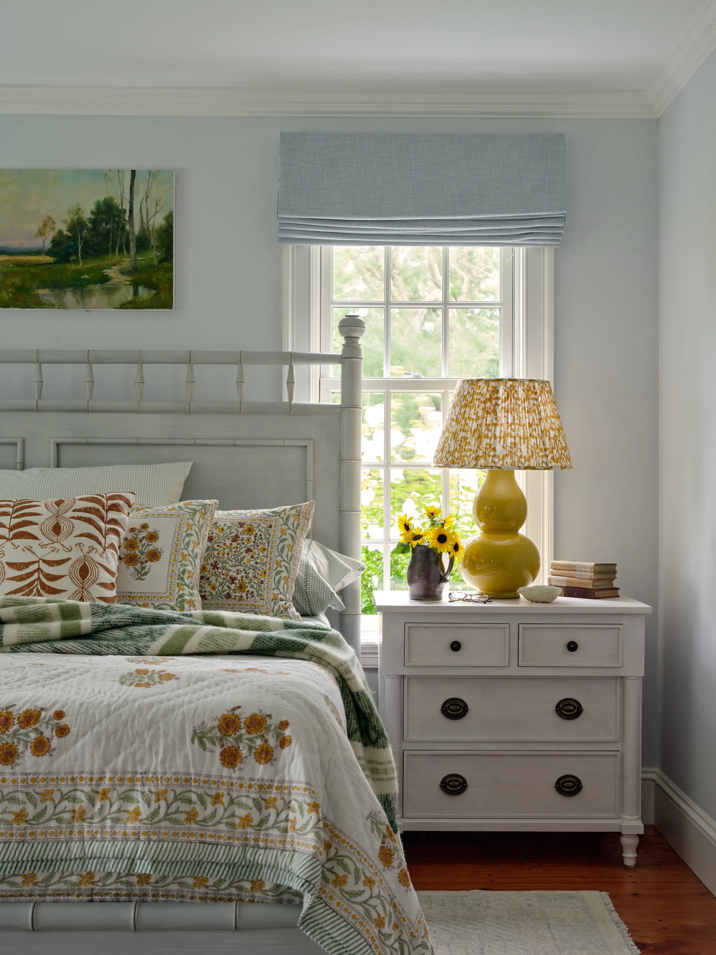 A sunny side up bedside vignette

Interiors: @megmcsherryinteriors
Builder: @spencerandcompanybuilders
Architect: @ad_design_build
Stylist: @karinlidbeck
Photographer: @seanlitchfield