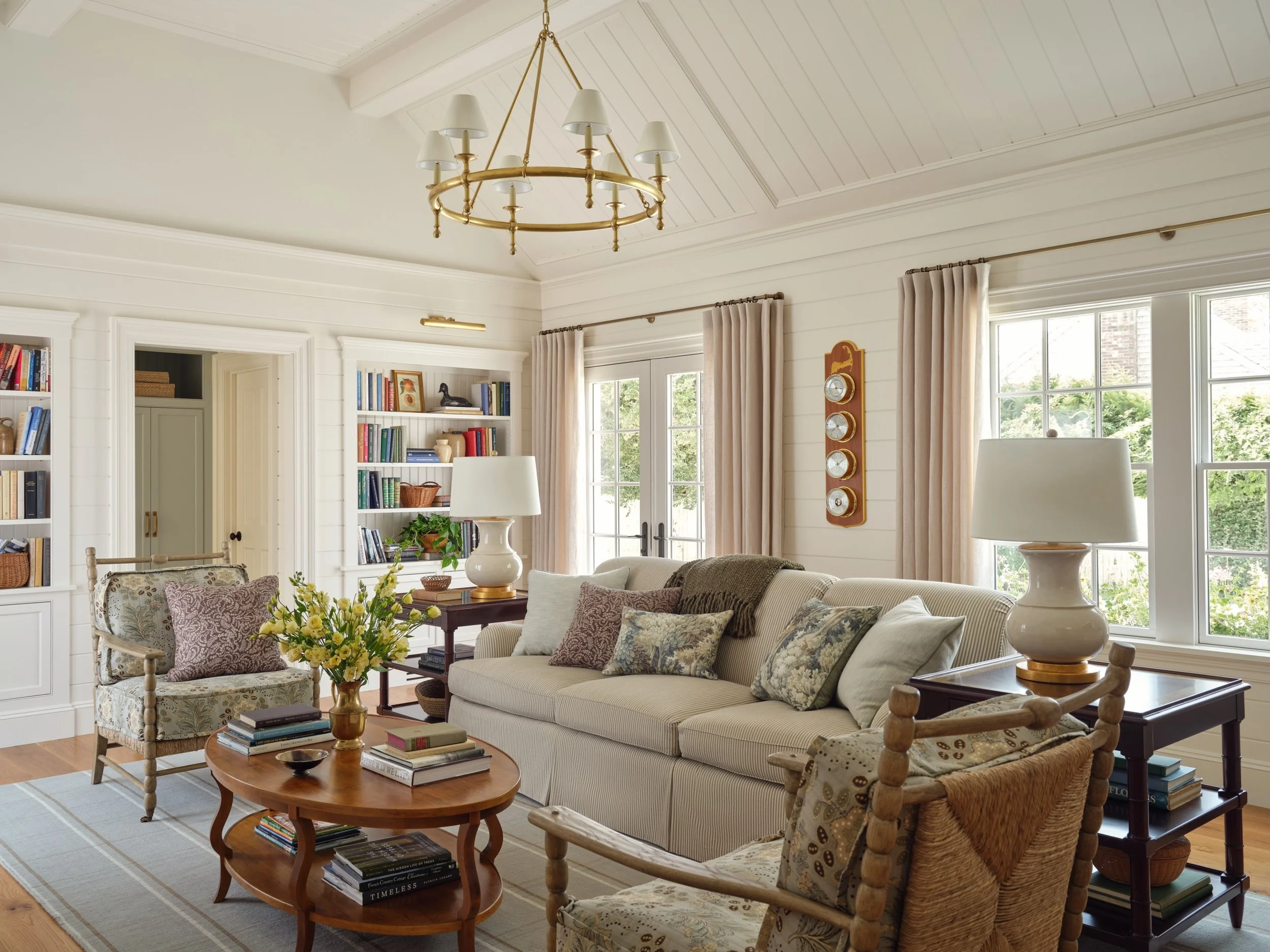 Take a tour around our Cape Cod Classic!

Interiors: @megmcsherryinteriors
Architect: @patrickahearnarchitect
Builder: @spencerandcompanybuilders
Stylist: @matthewgleasonstylist
Photographer: @seanlitchfield